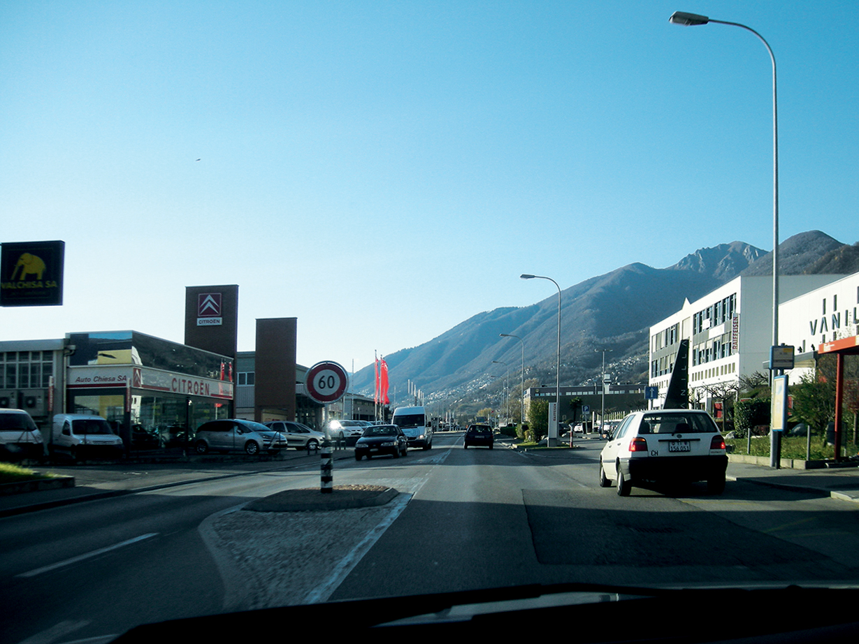 La strada cantonale in direzione di Riazzino.