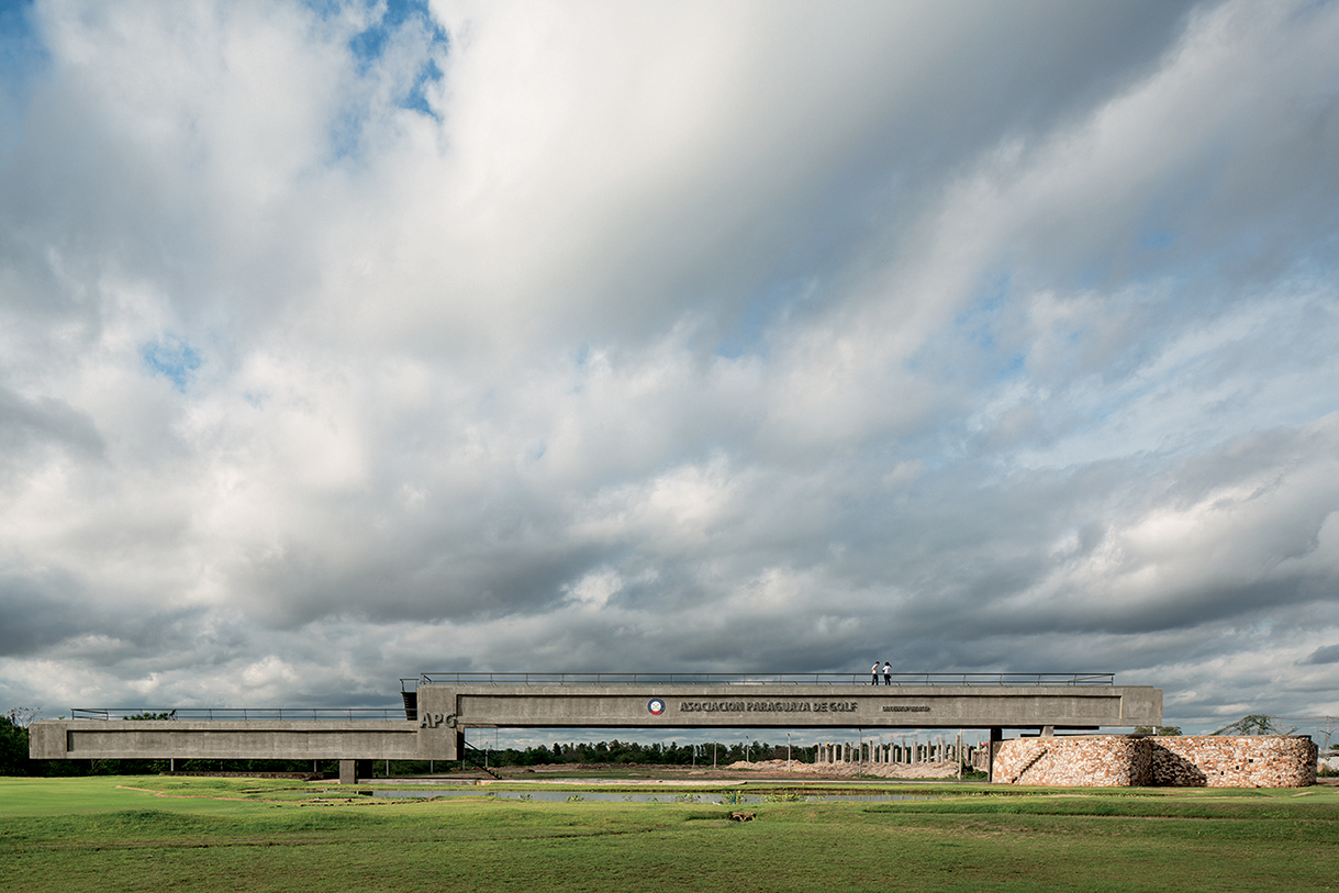 Javier Corvàlan, driving range dell'associazione paraguaiana di golf a Luque (Paraguay), 2012-2013.