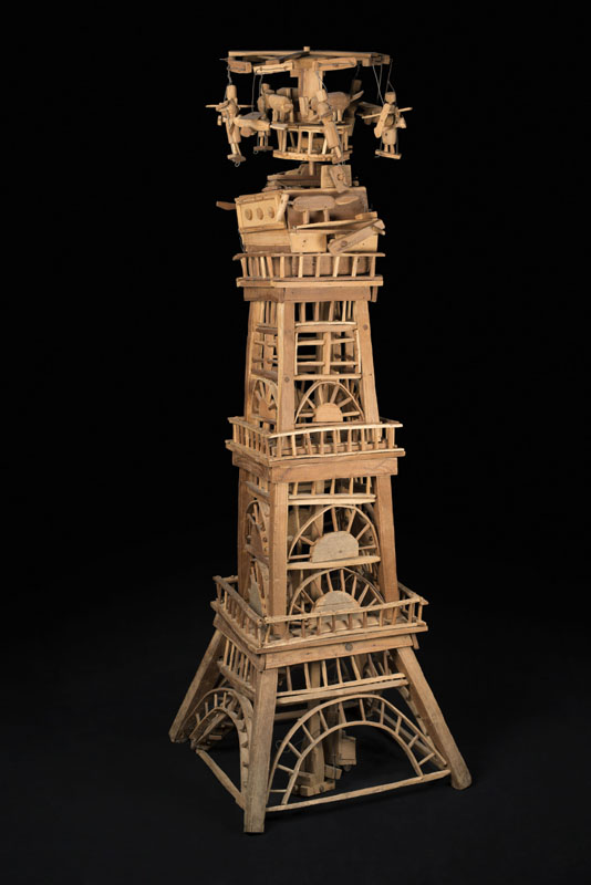 Der Franzose Émile Ratier (1894–1984) verlor im Alter nach und nach sein Augenlicht und begann damit, Skulpturen aus Holz zu bauen. Sie sind mit beweglichen Teilen, Karussells usw. ausgestattet und recht gross. Der Eiffelturm im Bild ist 2.20 m hoch.