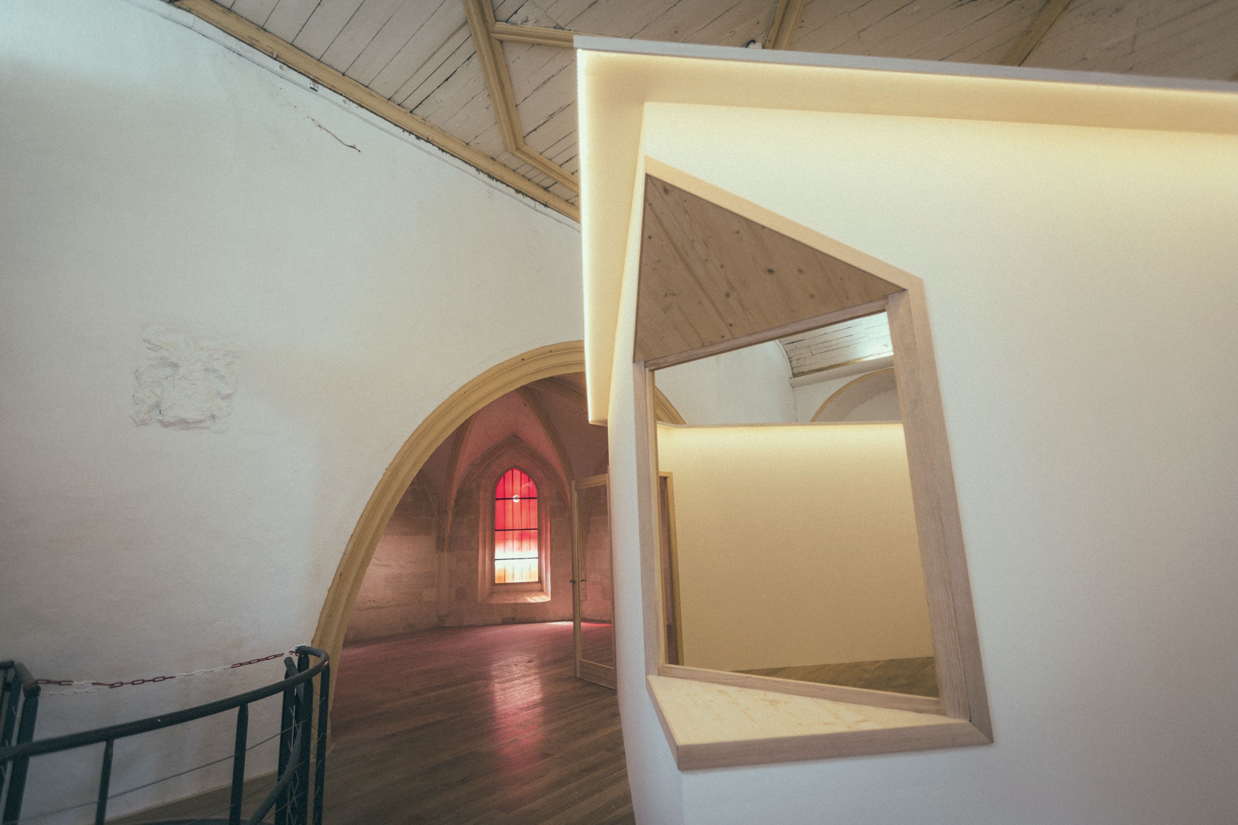 Les combles de la chapelle aménagés en salles de classe. Les pièces aménagées sont la projection amplifiée de la corniche se trouvant au-dessus d’elles.