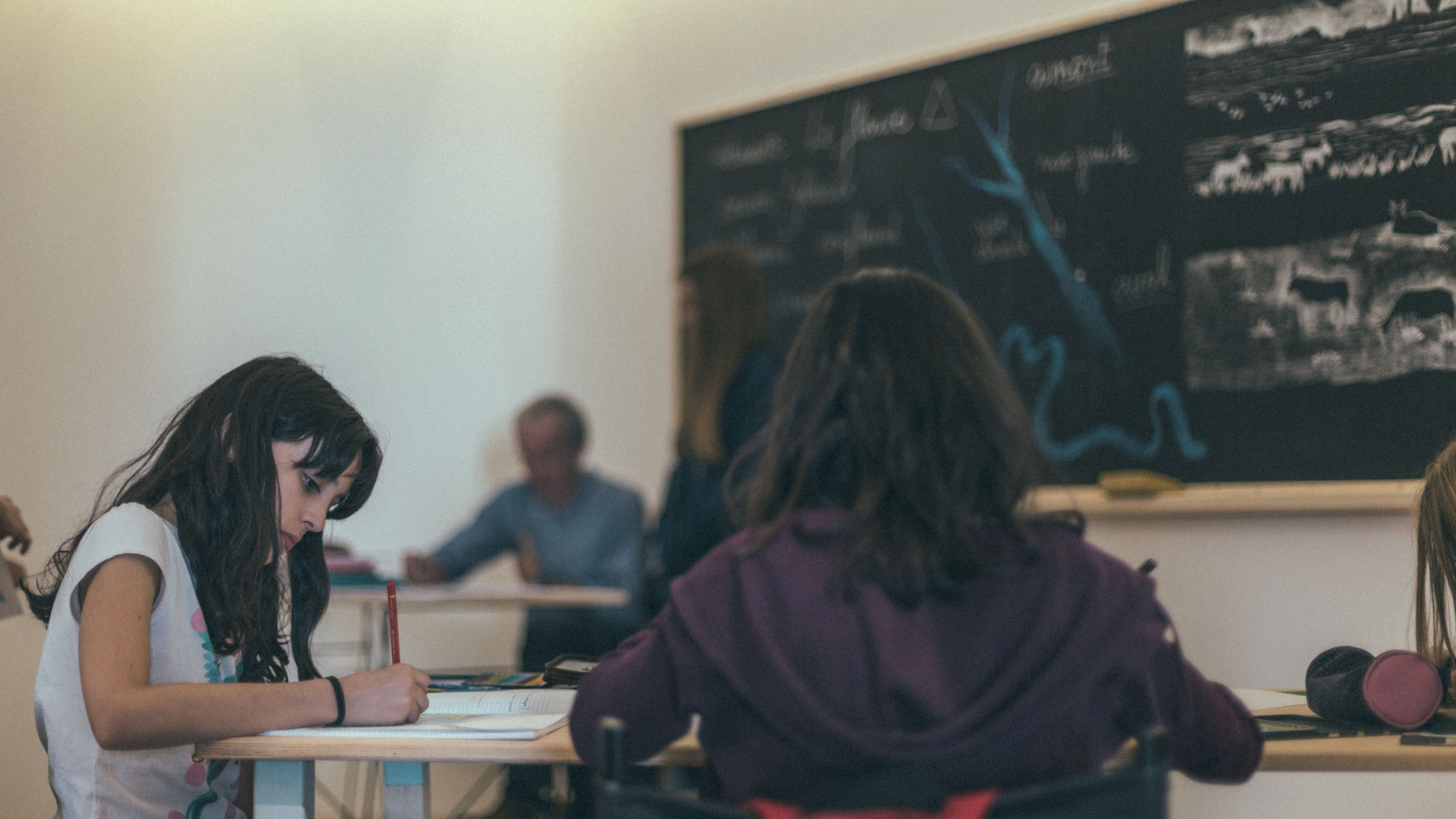 Les combles de la chapelle aménagés en salles de classe. Les pièces aménagées sont la projection amplifiée de la corniche se trouvant au-dessus d’elles.