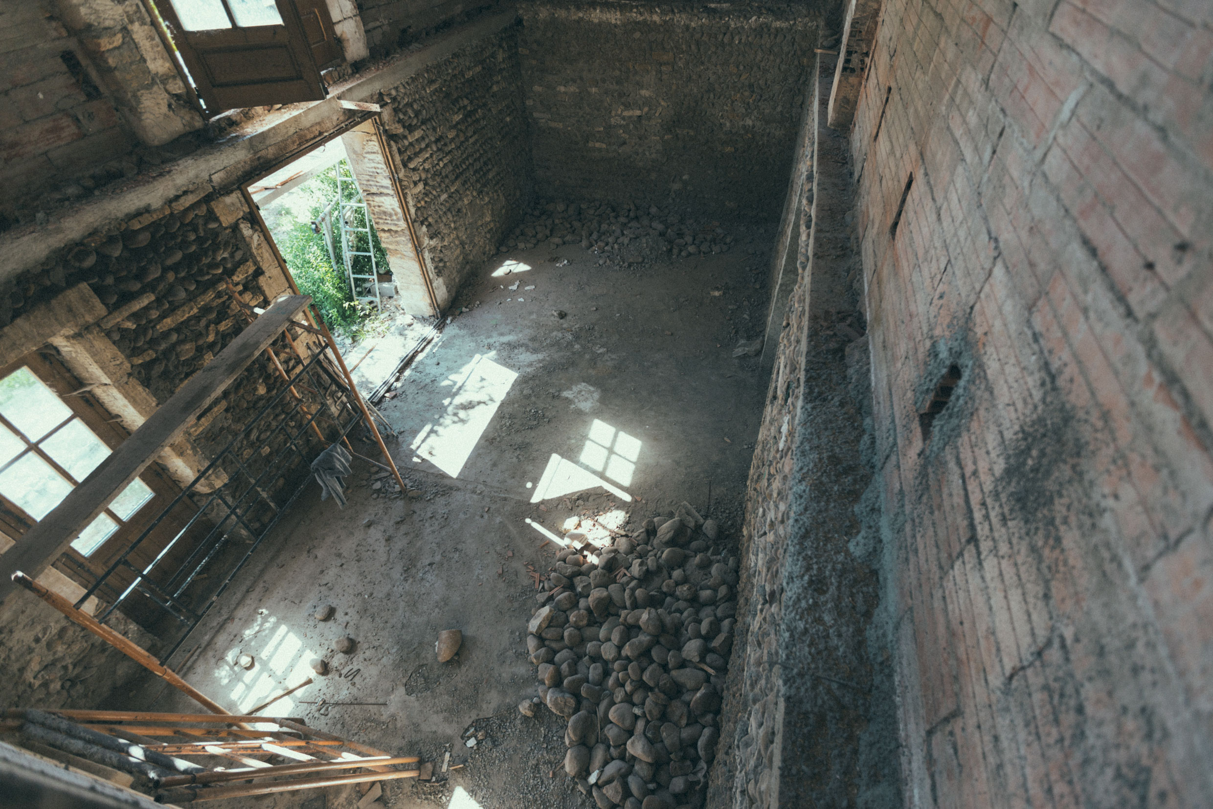 Les bâtisses en cours de reconversion au domaine de la Volpelière