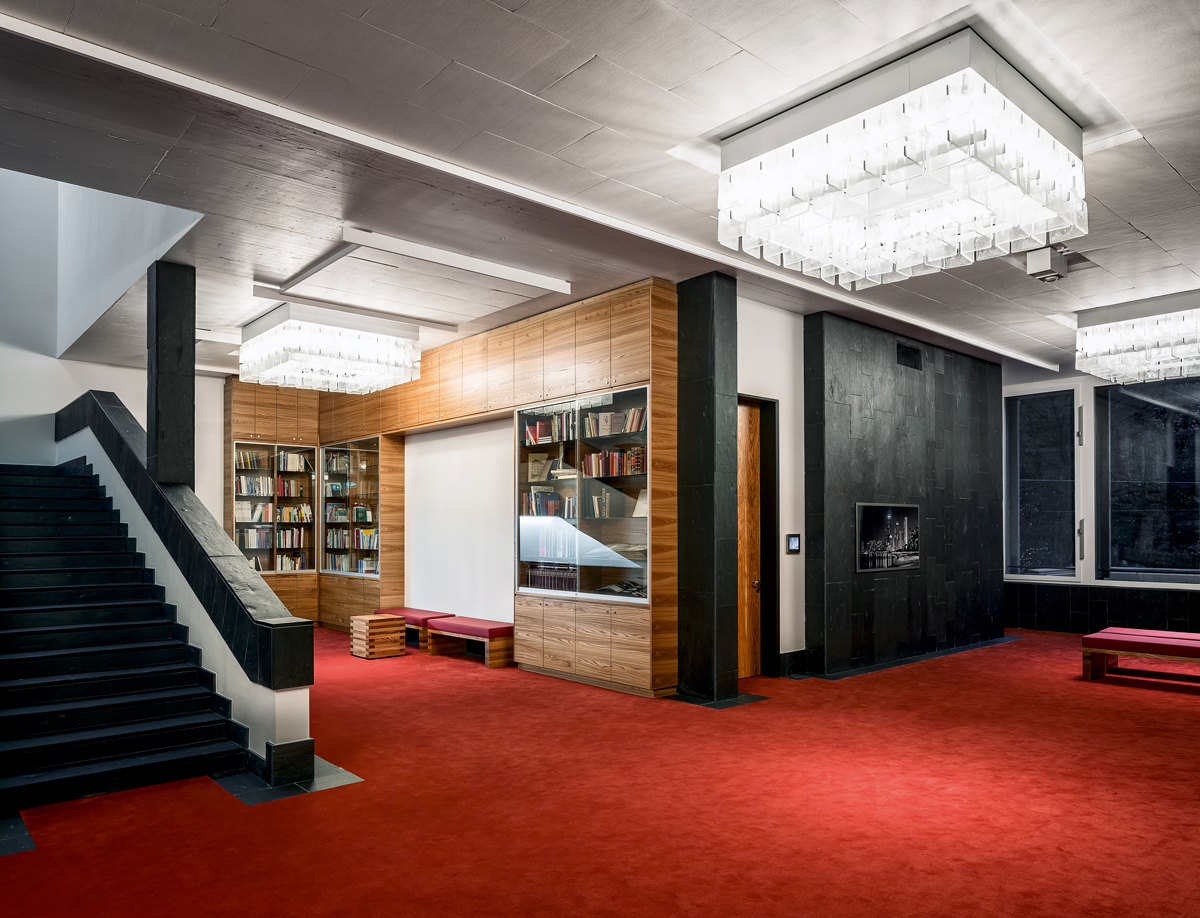 Ein perfekt inszeniertes Zusammenspiel von Raum, Material und Licht.