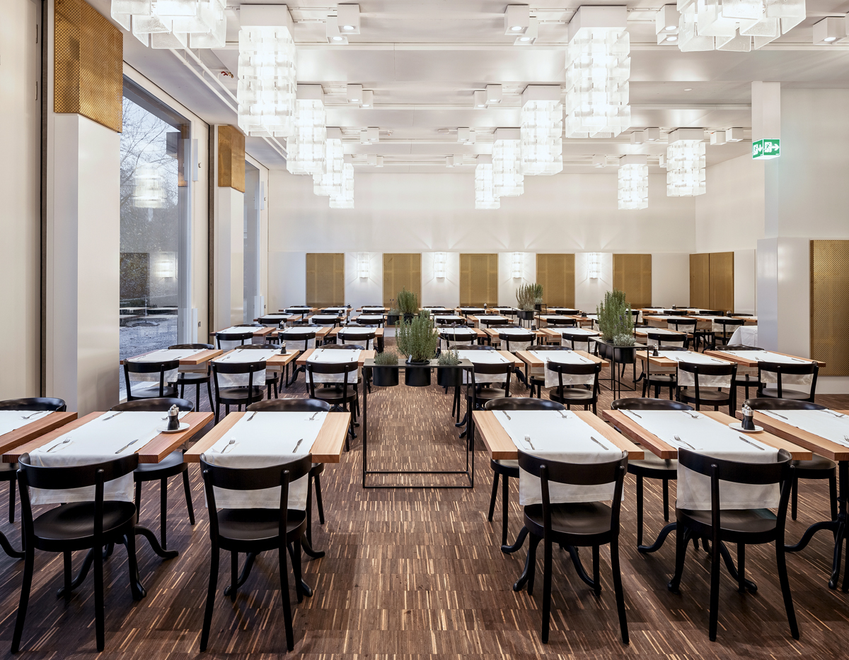 Variation der Deckenleuchte aus der Halle: Mit den gleichen formalen Elementen entsteht in der Mensa für die Studierenden ein ungerichteter «Leuchtenteppich».