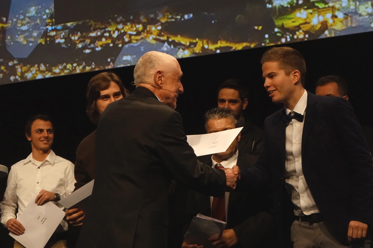 Prof. Steurer beglückwünscht Elia Notari (Scuola universitaria professionale della Svizzera italiana [SUPSI], Dipartimento ambiente costruzioni e design [dacd], Lugano) zur Nominierung.