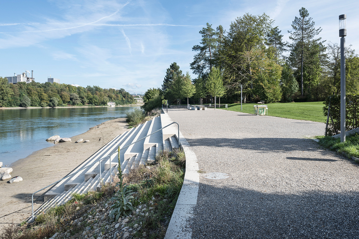 Eine öffentliche Grünanlage entlang des Rheins bietet im Osten attraktiven Erholungsraum.