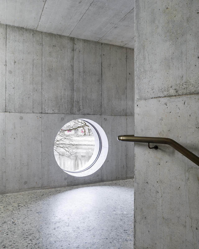 Treppenhaus mit Fenster zum Park.