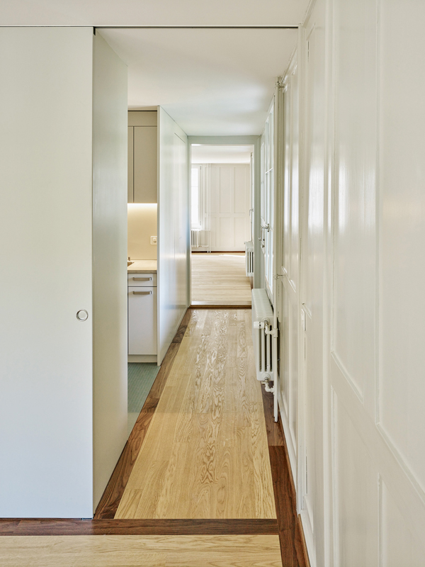 «Der beste Umbau»: Türöffnungen entlang der Aussenwände verbinden die kreuzförmig angeordneten Räume und machen das Gebäude in seiner ganzen Länge erlebbar.