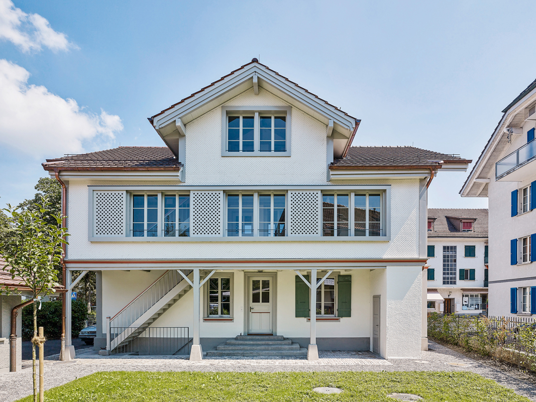 «Der beste Umbau»: Das Haus mit spätklassizistischer Bauform, hier von der Gartenseite aus betrachtet, ist charakteristisch für die dörfliche Baumeister-Architektur im Bümpliz der vorletzten Jahrhundertwende.