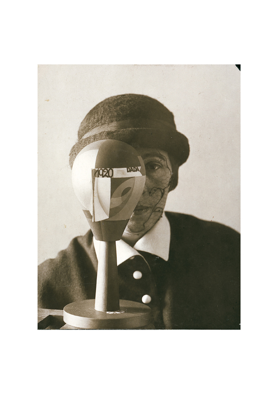 Nic Aluf, Porträt von Sophie Taeuber mit Dada-Kopf, 1920. Silbergelatineabzug, 20,9 x 16,6 cm. Taeubers Holzskulptur «Tête dada» (Höhe 29,4 cm, Durchmesser 14 cm) befindet sich in der Sammlung des Centre Pompidou, Paris, und ist in Zürich ausgestellt. Galerie Berinson, Berlin.