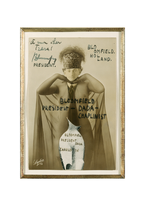 Erwin Blumenfeld, Bloomfield, President-Dada-Chaplinist, 1921. Collage mit braun getönten Silbergelatine-Fotoausschnitten (Porträt Blumenfelds) über Silbergelatine-Foto-Aktpostkarte, mit Rasterdruck und Tinte. 13,4 x 8,8 cm. Kunsthaus Zürich.