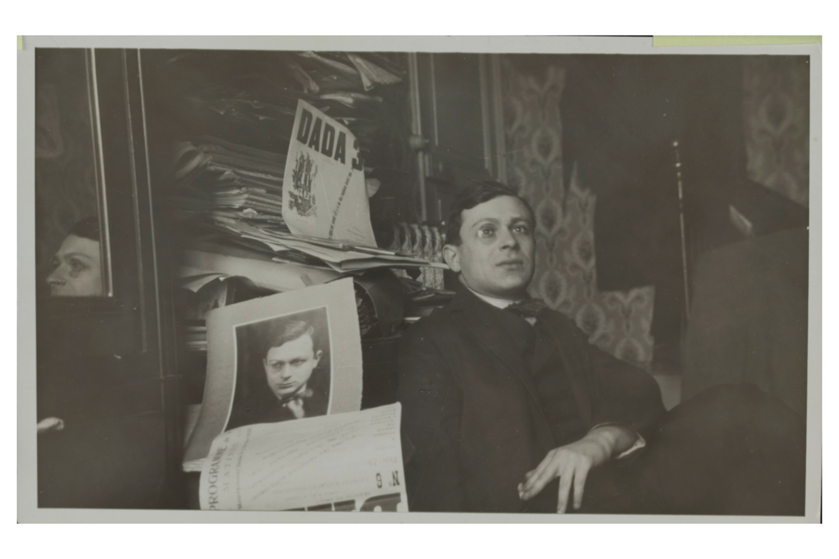 Unbekannter Fotograf. Porträt von Tristan Tzara, um 1920. Silbergelatineabzug, 11,4 x 18,6 cm. Collection Chancellerie des Universités de Paris. Bibliothèque littéraire Jacques Doucet, Paris