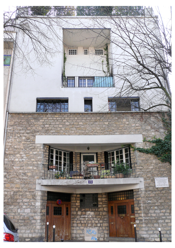 Nicht Teil der Ausstellung, aber für Architekturinteressierte von Belang: Tristan Tzara liess 1925-1926 durch den österreichischen Architekten Adolf Loos in Paris im 18. Arrondissement ein Wohnhaus bauen. Seine Frau, die schwedische Künstlerin Greta Knutson (1899-1983) finanzierte den Bau aus einem Erbe.