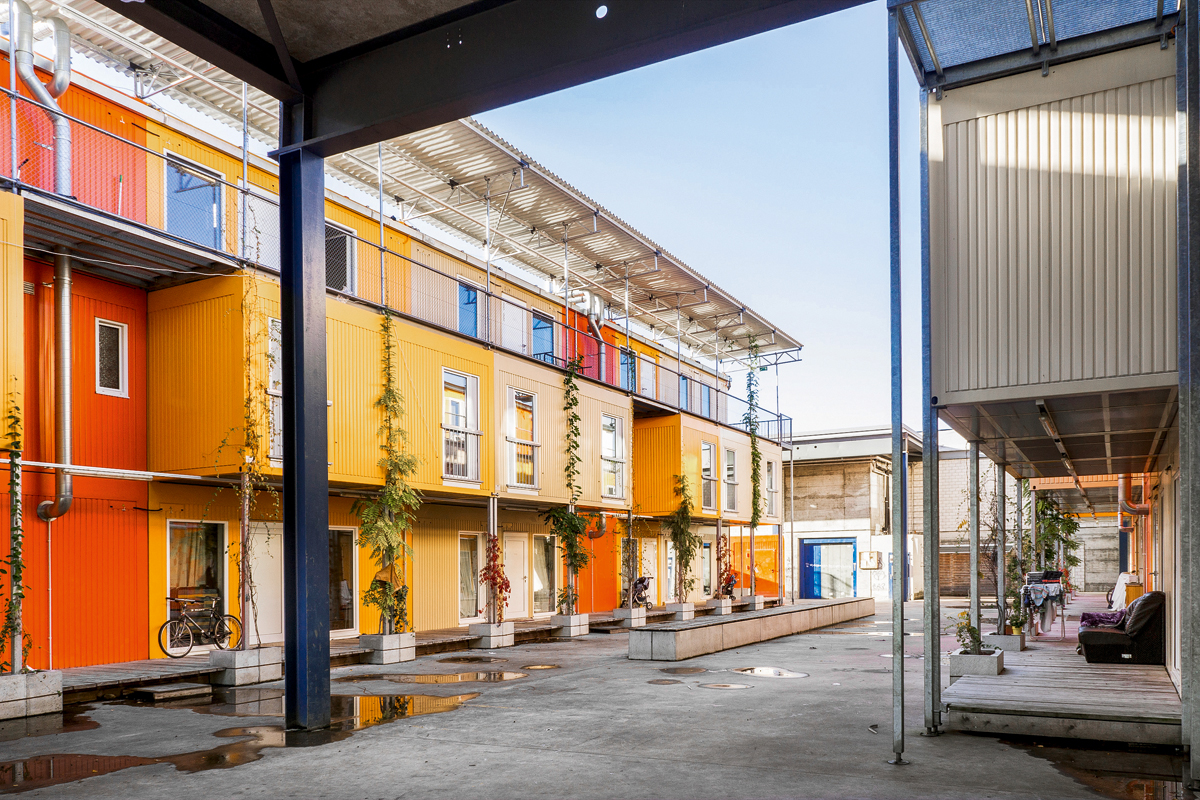 In Zürich Oerlikon steht seit 2010 die temporäre Wohnsiedlung Leutschenbach. Die Containerbaute wurde innert sechs Monaten nach demselben Schema wie beim Basislager mit bescheidenen Mitteln auf einer Brache erstellt.