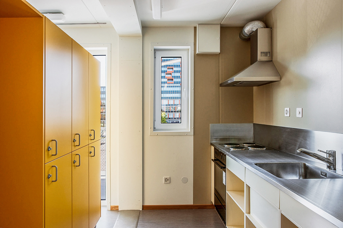 Je zwei Wohneinheiten teilen sich eine Gemeinschaftsküche mit verschliessbaren Kästen.