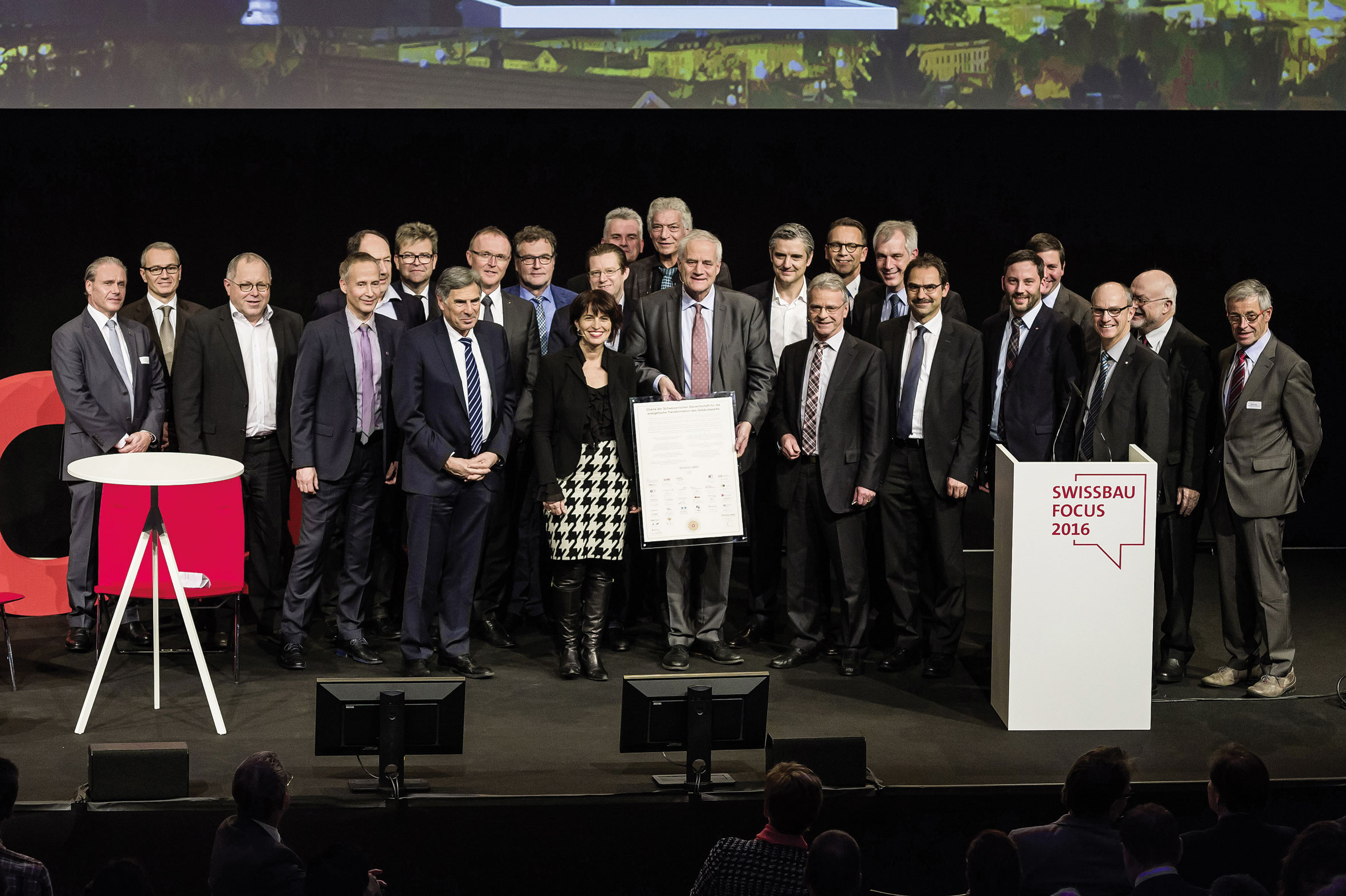 La conseillère fédérale Doris Leuthard entourée des 28 signataires de la charte Energie
