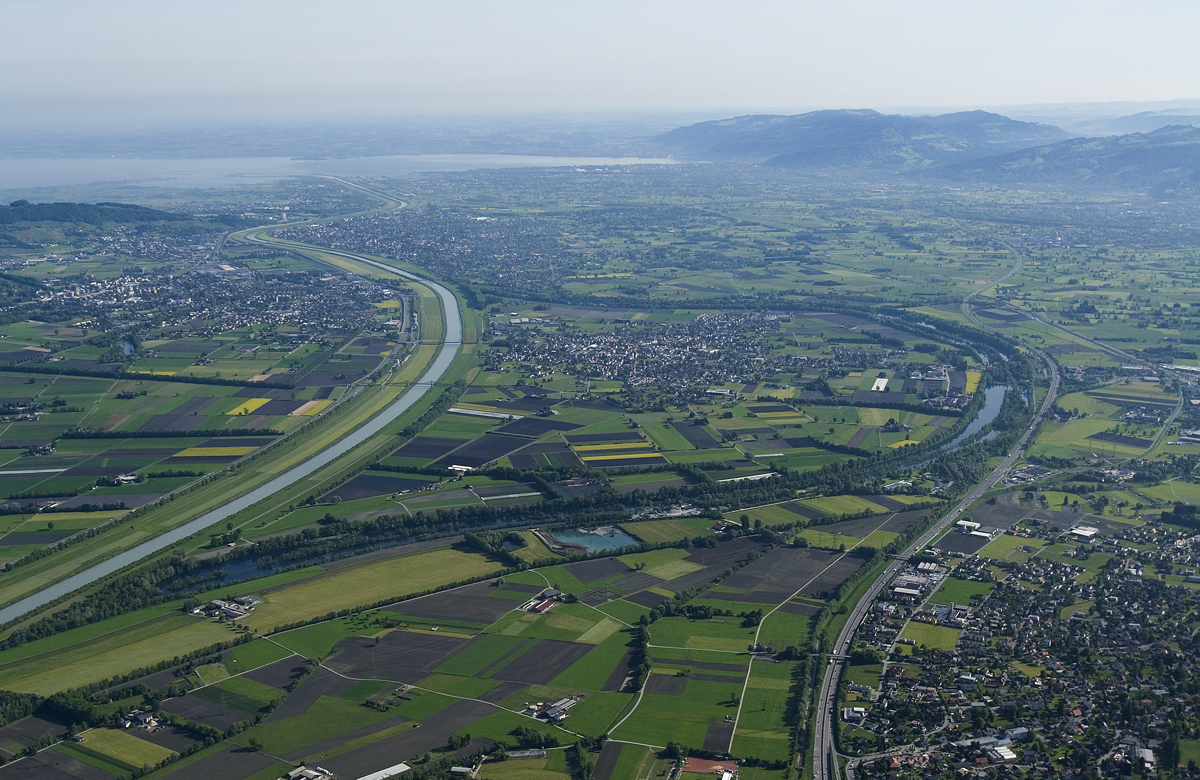 Die Abflusskapazität des Rheins soll streckenweise auf mindestens 4‘300 m3/s ausgebaut werden. Derzeit ist der Abfluss auf 3'100 m3/s ausgelegt, was ungefähr einem 100-jährlichen Hochwasser entspricht.