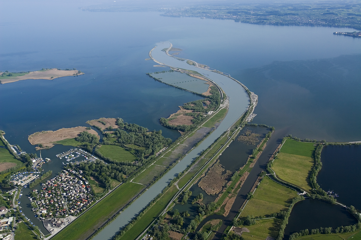 Das Wasserbau- und Gewässerschutzgesetz des Bundes verlangt, dass bei Eingriffen in das Gewässer dessen natürlicher Verlauf möglichst beibehalten oder wiederhergestellt wird.