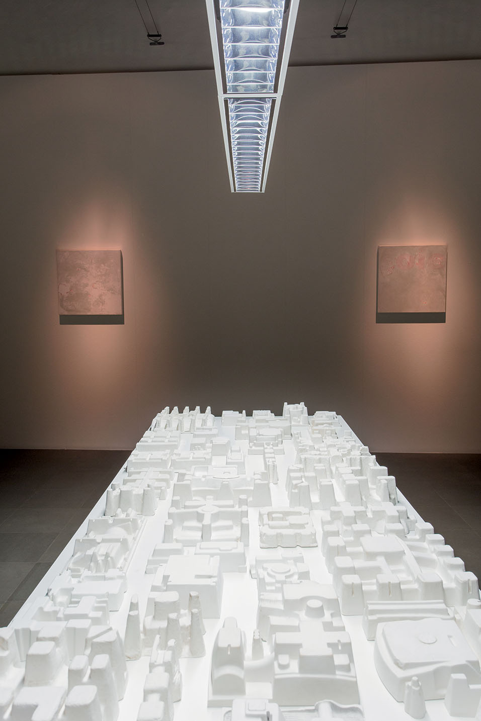 Città Prière de toucher 2009-2010, gesso 49 elementi. Mariapia Borgnini, mostra personale 2013, Museo Cantonale d’Arte, Lugano.