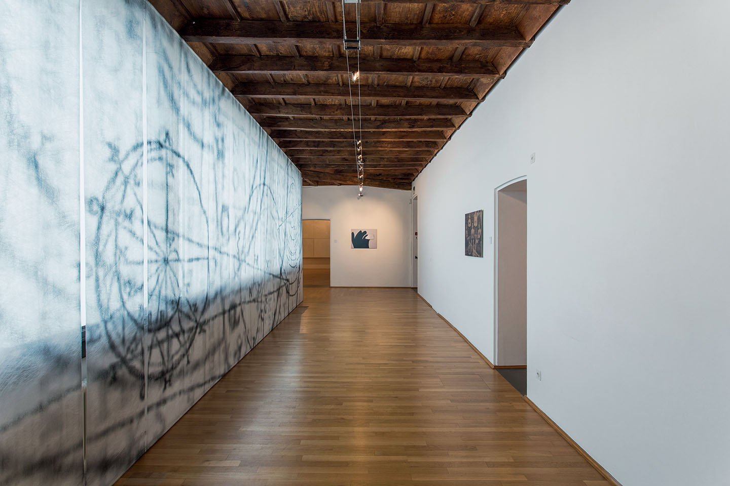 Ismaelis Bullialdi De Lineis spiralibus demonstrationes novae 2012, 3.25x10.72 metri. Mariapia Borgnini, mostra personale 2013, Museo Cantonale d’Arte, Lugano.