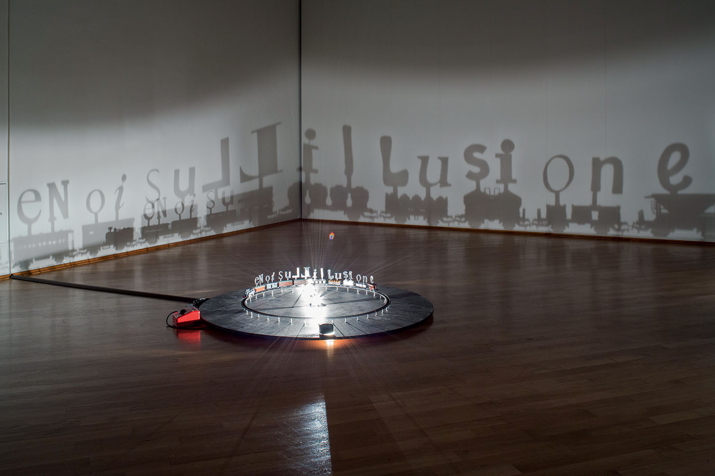 Enoisullillusione 2012, trenino elettrico 138 cm. Mariapia Borgnini, mostra personale 2013, Museo Cantonale d’Arte, Lugano.