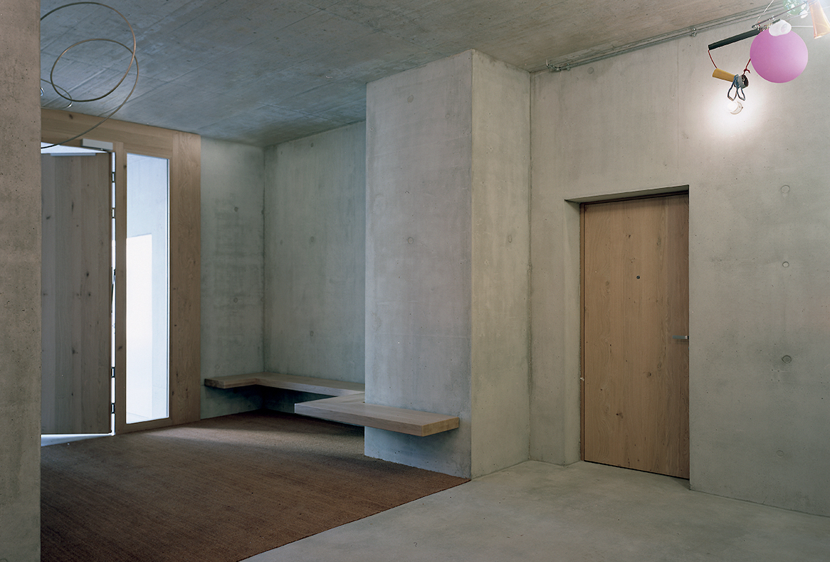 In der Eingangshalle wird die Kunst aus der Sammlung Bechtler inszeniert. Von hier aus erreicht man den Aufzug, der in die Wohnungen führt.