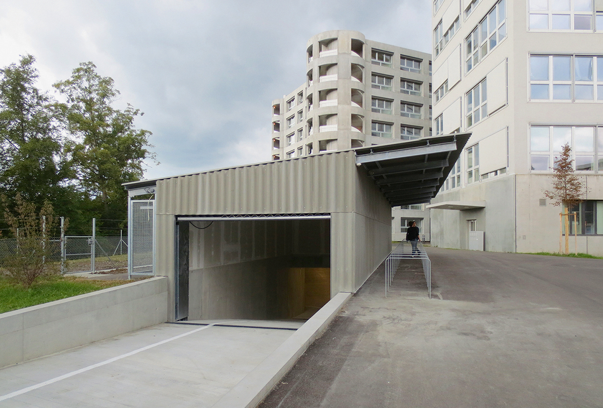 Die Zufahrt zur Tiefgarage versteckt sich in einem unscheinbaren Schuppen weit abseits des Hauses.