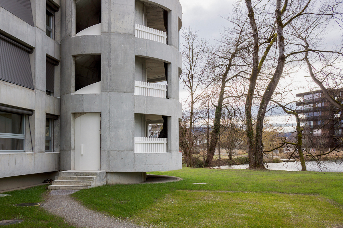 In den Türmen sind je ein Fluchttreppenhaus sowie die Balkone der Wohnungen untergebracht.