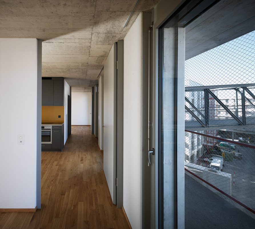 Blick in die 3.5-Zimmer-Wohnung im Haus 6. Durch das Fenster sieht man einen der Verbindungsstege.