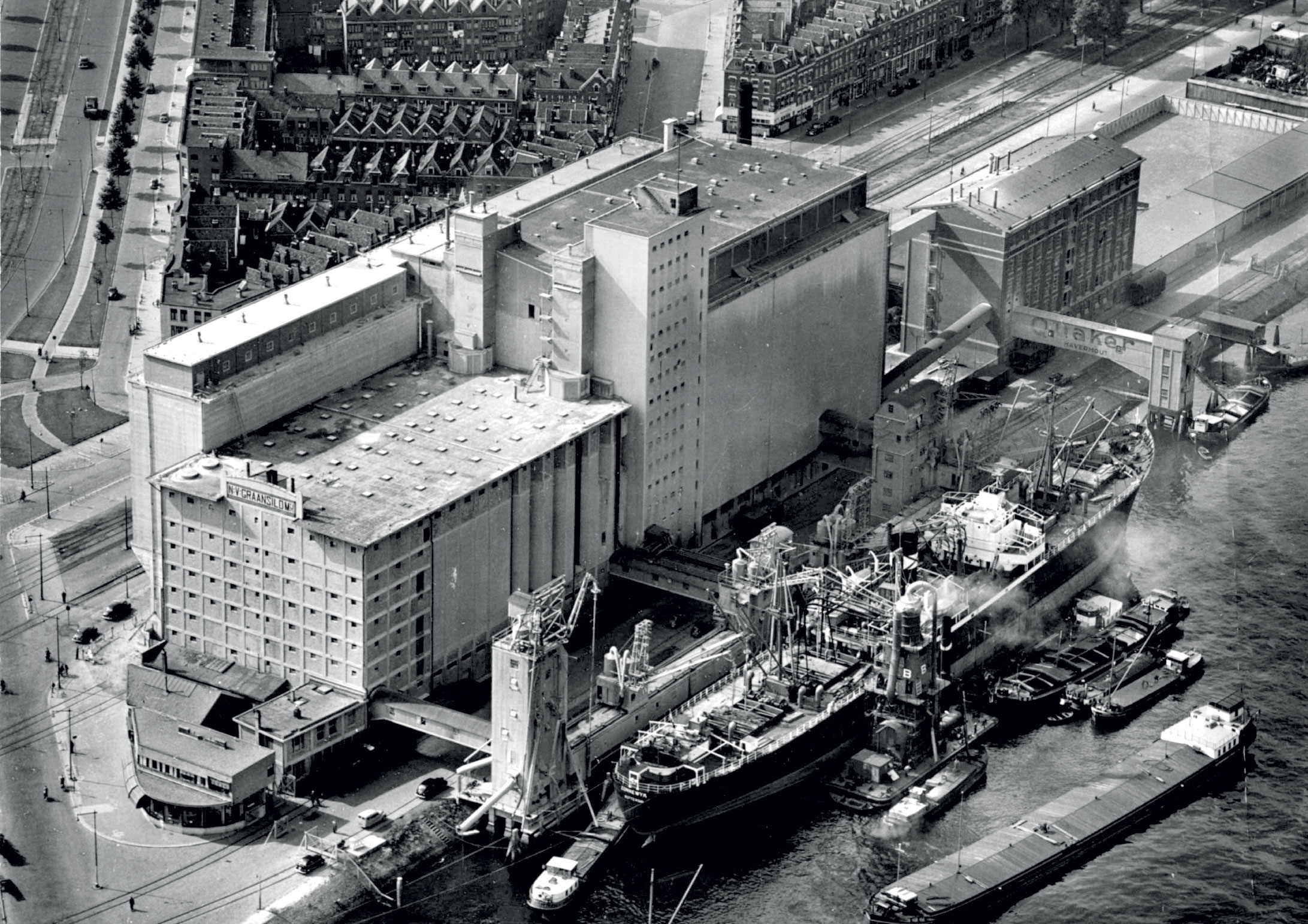 USI-Accademia di Architettura, Atelier Boesch (Martin Boesch, professeur ; Francesco Fallavollita, Laura Lupini,assistants), Massilo dans l’ancien port, Rotterdam, 1910, J.P. Stok, 1930, Johannes Andreas Brinkman, Leendert Cornelis van der Vlugt, 1952. La démolition du bâtiment reviendrait trop coûteuse pour la ville de Rotterdam. Les projets des étudiants explorent les possibilités de réaffectation et requalification du quartier. La réflexion à l’échelle urbaine se fait dans le respect du cara