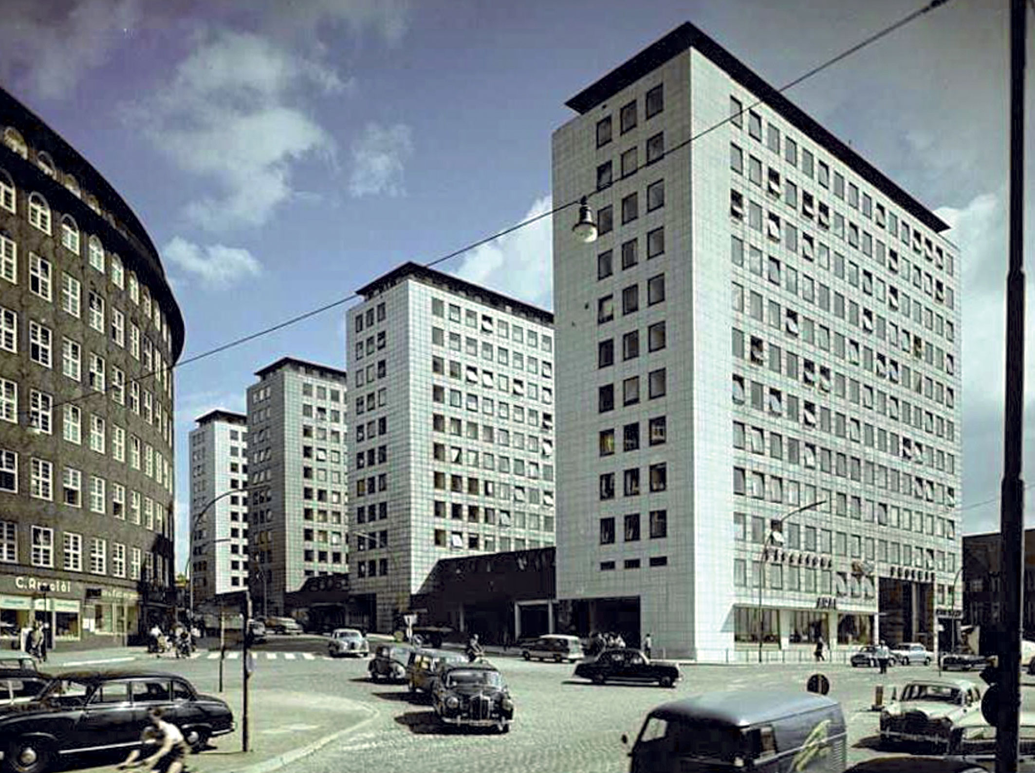 USI-Accademia di Architettura, Atelier Boesch (Martin Boesch, professeur ; Francesco Fallavollita, Carlo Dusi, assistants), Rudolf Klophaus, City-Hof, Hambourg, 1957. Le bâtiment, un immeuble de bureaux intégrant un passage commercial au rez-de-­chaussée, est menacé de démolition malgré sa protection. Les projets de l’atelier de Bachelor montrent son potentiel fonctionnel avec diverses hypothèses de réaffectation, du programme universitaire au logement, étudiants Nicolas Dalibon et Leopoldo Mila