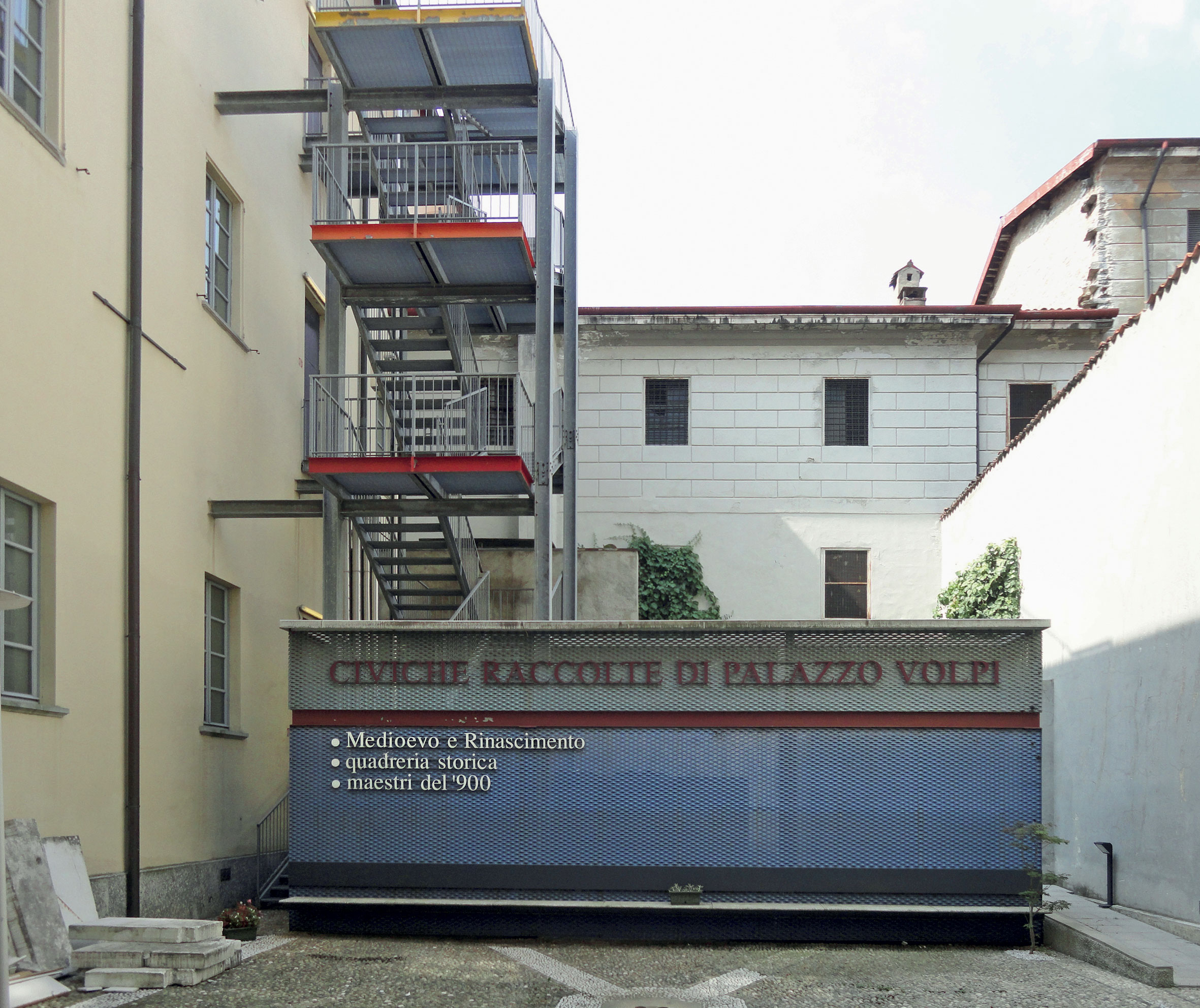 USI-Accademia di Architettura, Atelier Boesch (Martin Boesch, professeur ; Francesco Fallavollita, Laura Lupini, assistants), Palazzo Volpi, pinacothèque, Côme, 16e-17e siècles. Le point de départ du projet est la présence d’un escalier de secours et d’une centrale technique qui dominent la cour, jamais terminée. En ajoutant une loggia sur deux niveaux, le projet valorise enfin la cour du palais, intégrant l’escalier ainsi que l’ancienne prison, aujourd’hui désaffectée. Cette intervention