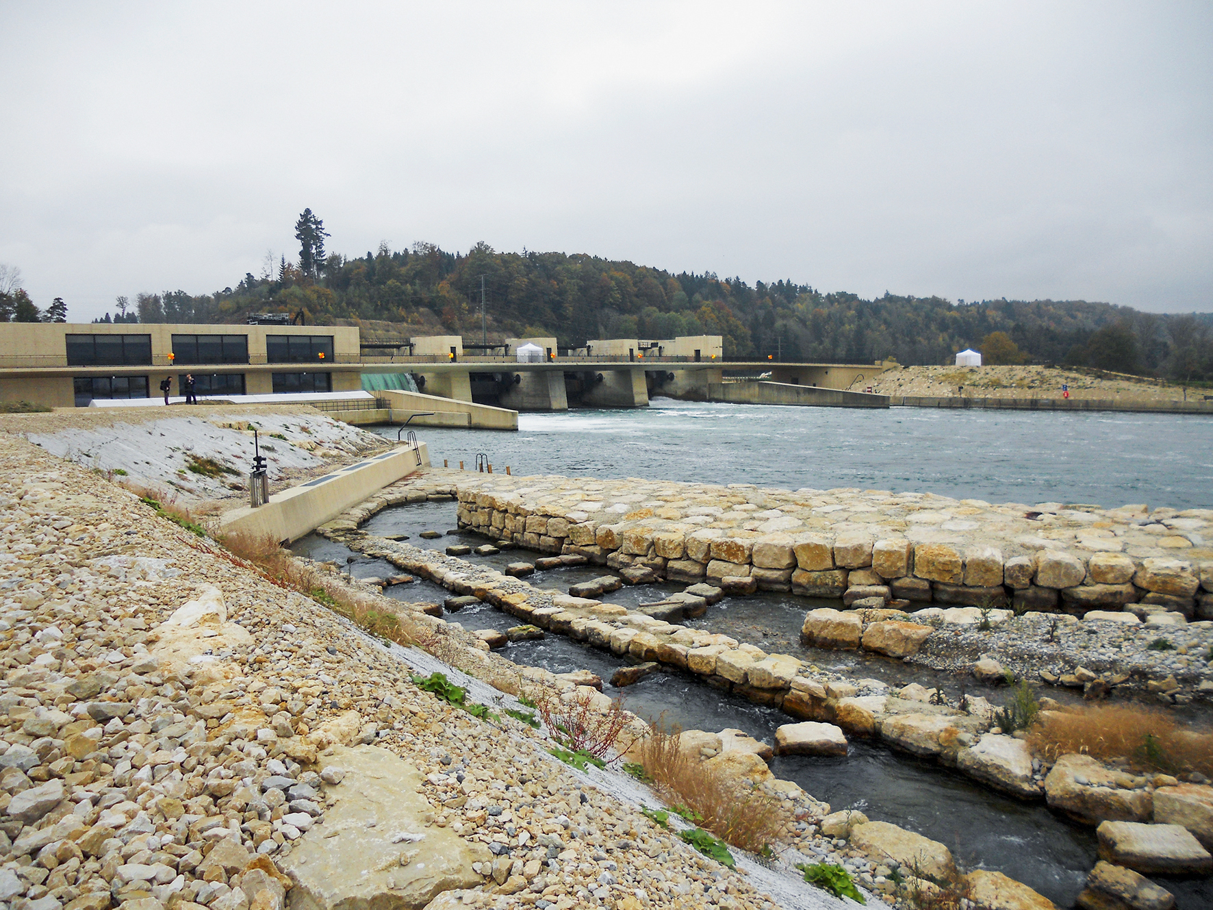 Das Maschinenhaus ist in das Wehr integriert. Über die Wehrbrücke führt eine beliebte Veloroute entlang des Bielersees.