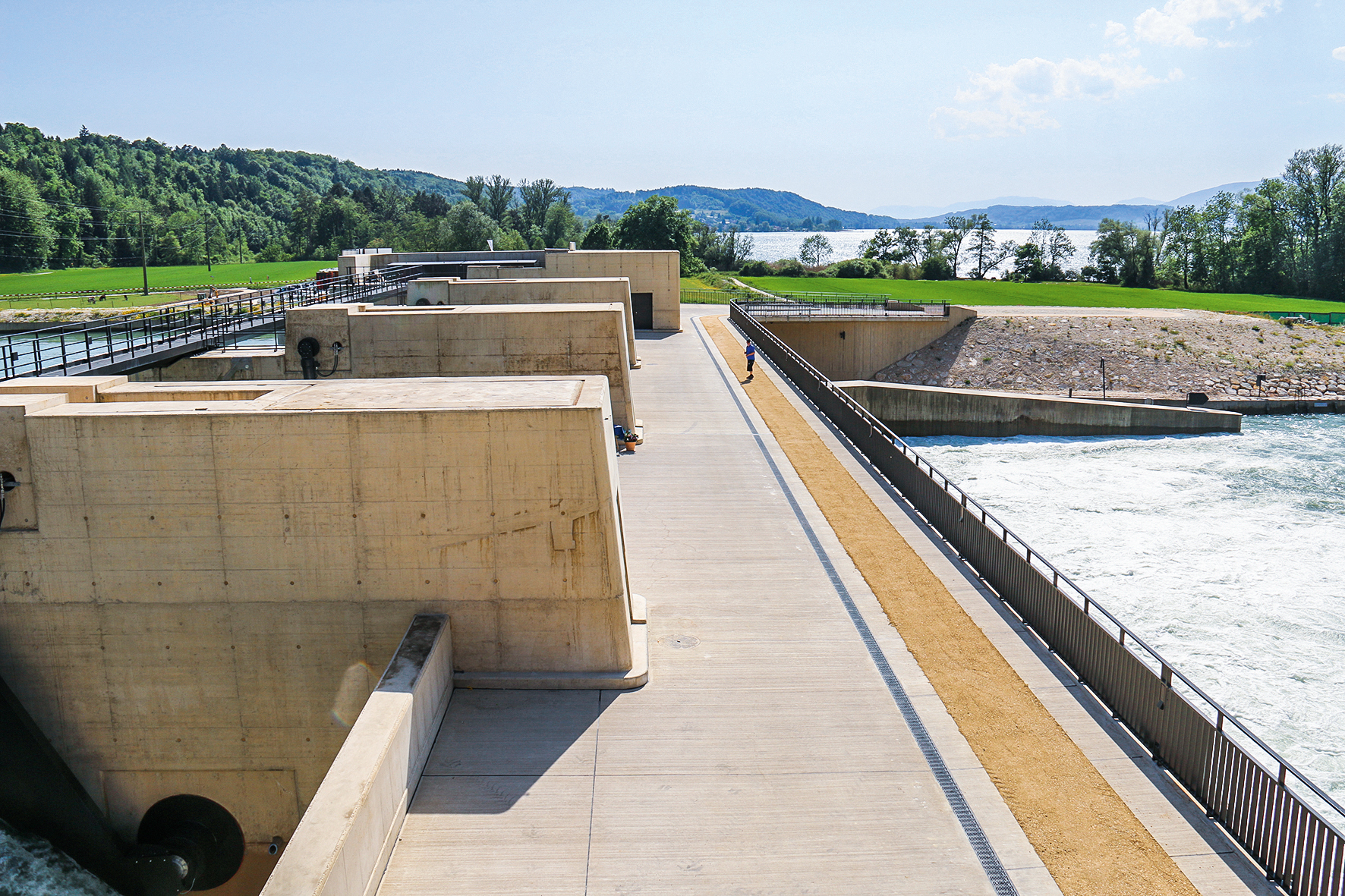 Das neue Kraftwerk nimmt den Farbton des Molassefelses in der Umgebung auf und fügt sich damit harmonisch ins Gesamtbild.