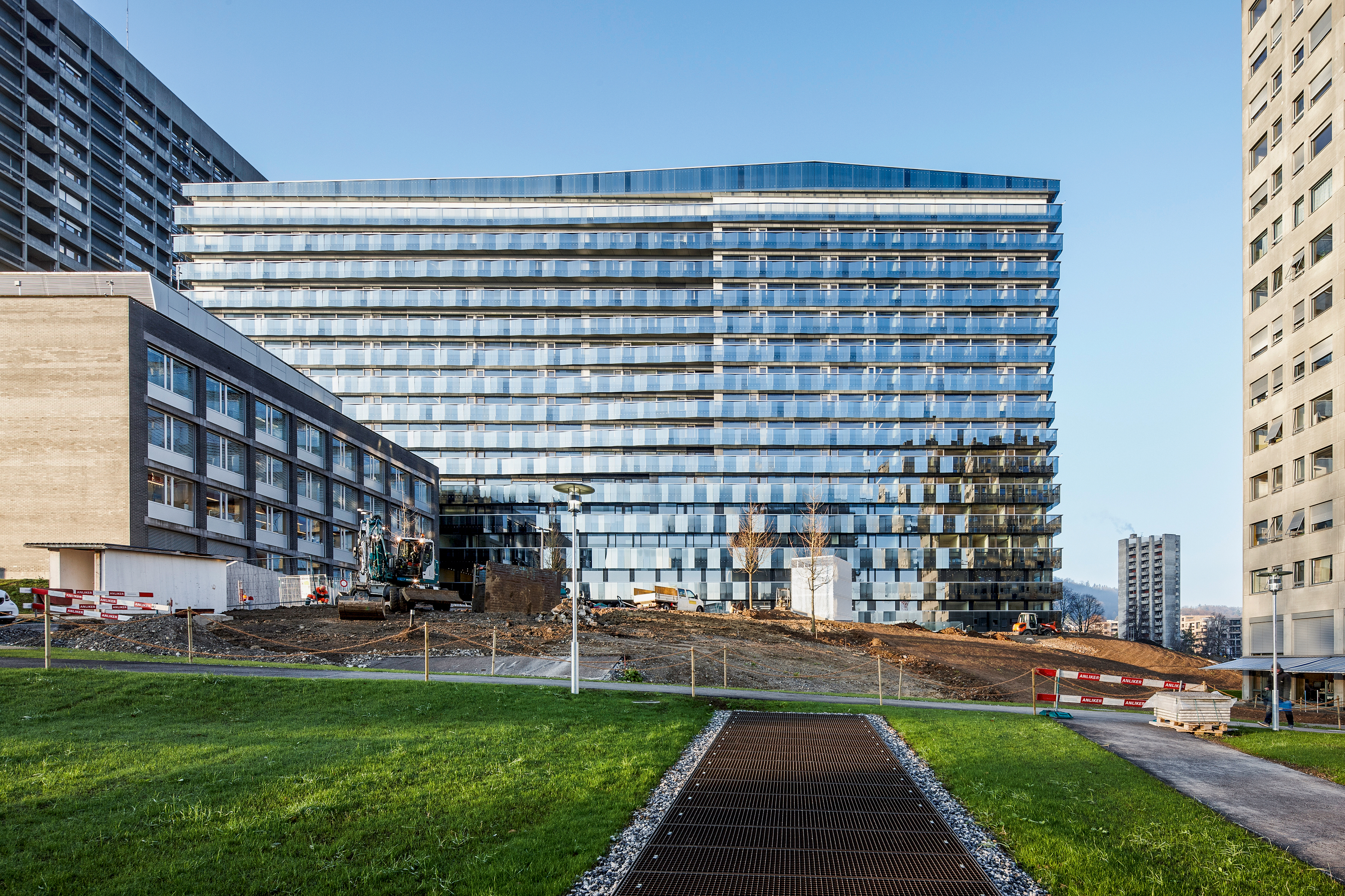 Zwei transparente Glasschichten umhüllen das Bettenhaus.