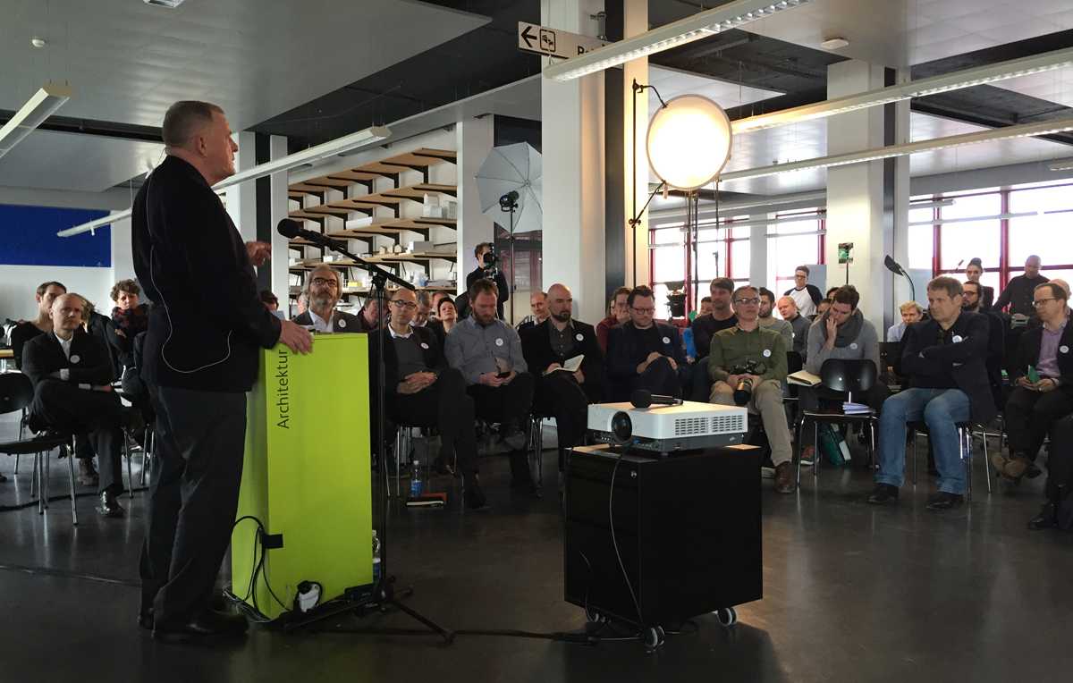 Tony Fretton berichtete über den Wandel des britischen Bildungssystems und seine Folgen für die Architekturschulen.