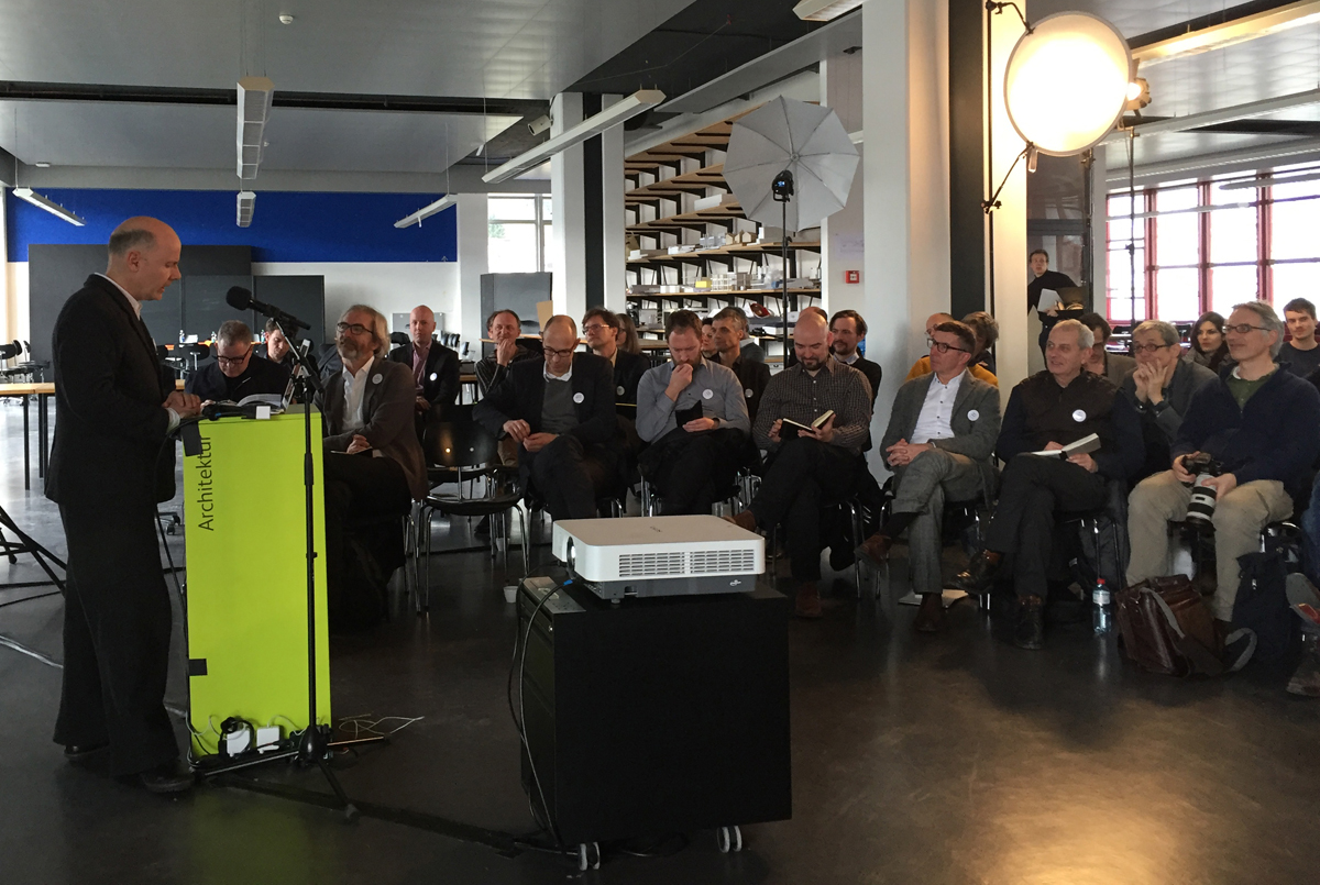 Jonathan Sergison sprach über seine Erfahrungen im Studium und in der Praxis.