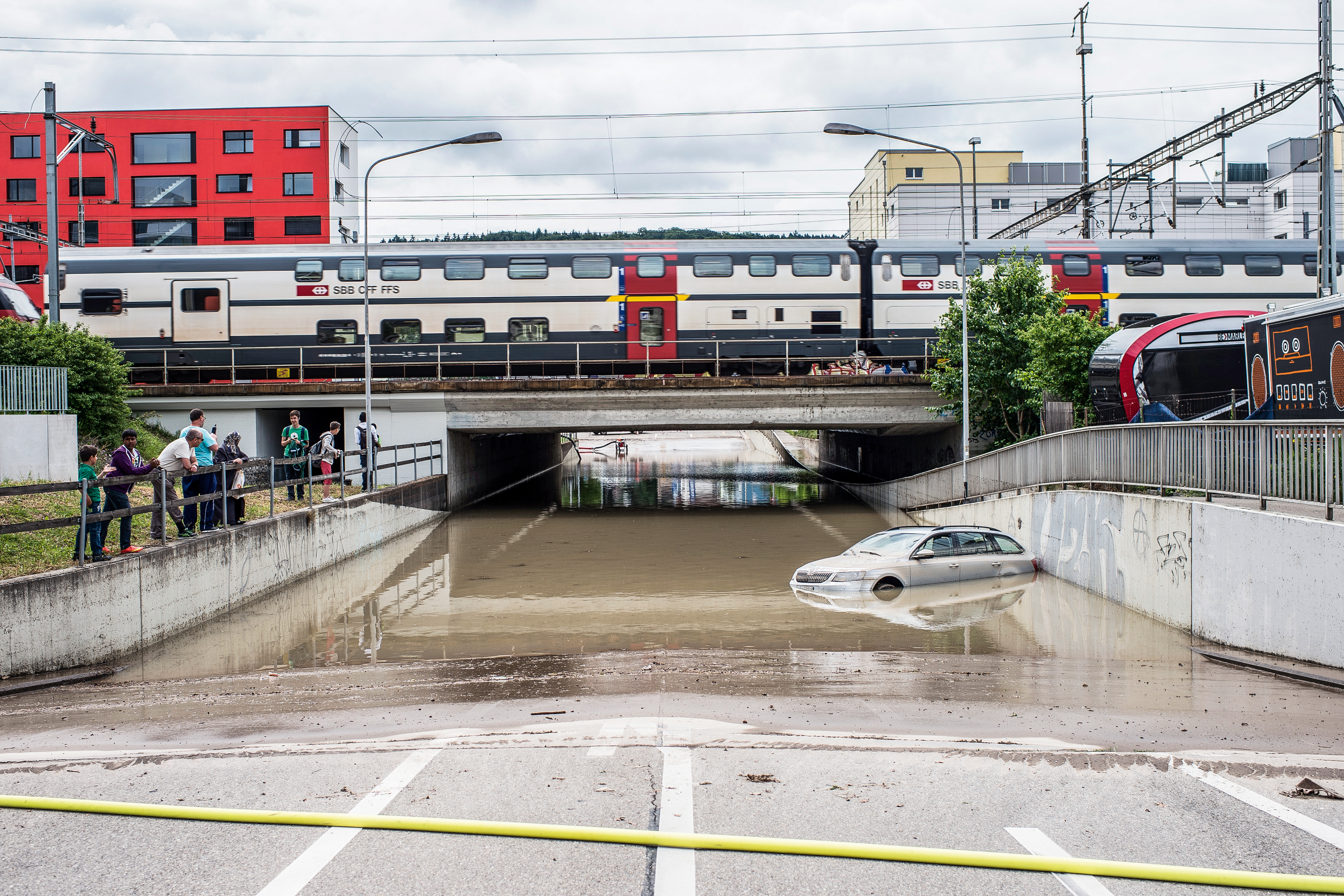 Wenn bei starken Regenfällen die Wassermengen an der Oberfläche abfliessen oder aus der überlasteten Kanalisation austreten, werden aus kleinen Ereignissen plötzlich Grossrisiken. Ausfälle von wichtigen Infrastrukturen wie Strassen oder Knotenpunkte der SBB können zu mehrtägigen Behinderungen der gesamten Wirtschaft führen. (Strassenunterführung in Schlieren ZH, Juni 2015.)