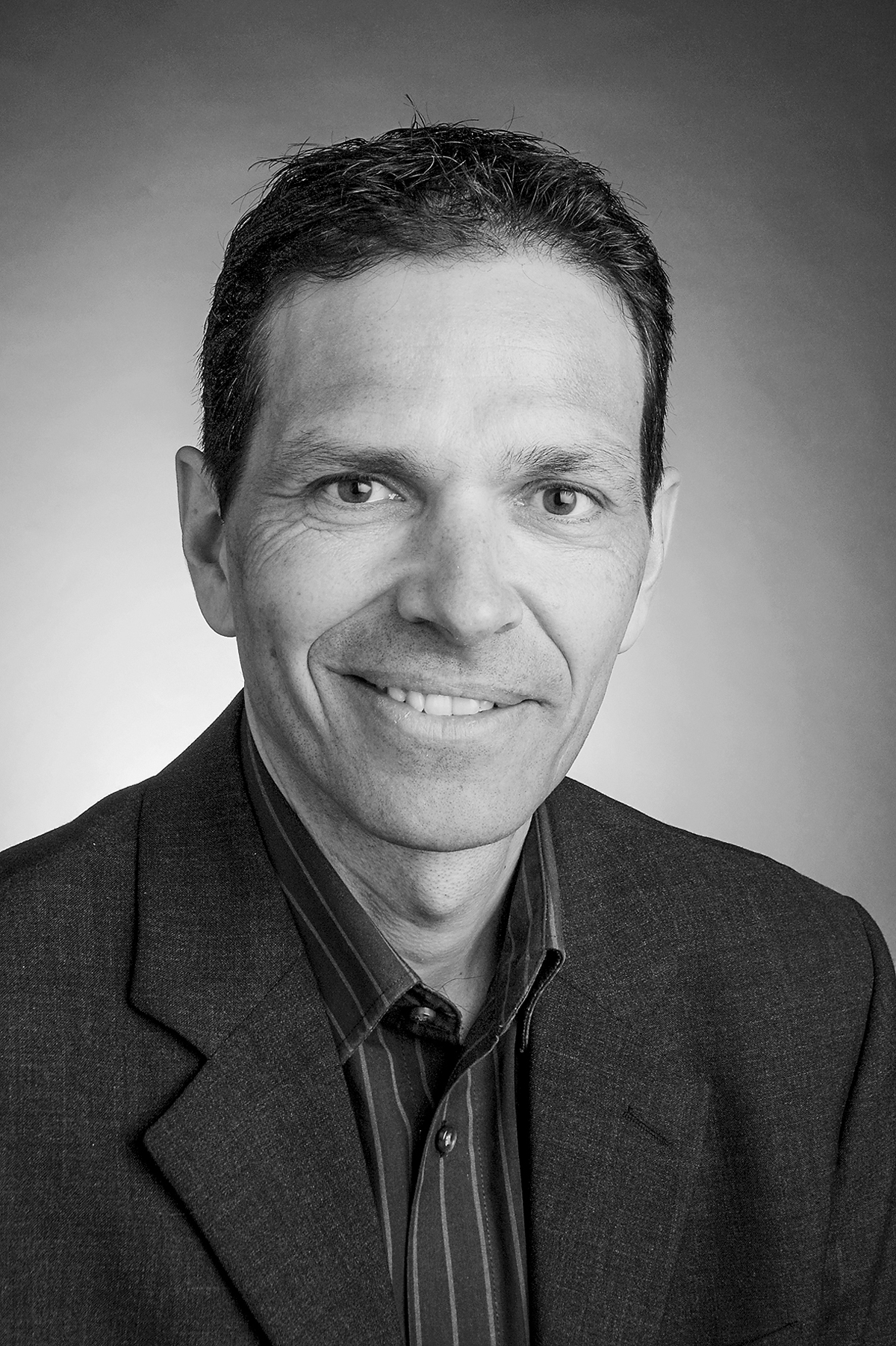 Roberto Loat: Dipl. phil. nat., Geograf, Bundesamt für Umwelt (Bafu), Stellvertretender Sektionschef der Sektion Risiko­management. Ausschussmitglied «Fachleute Naturgefahren» (FAN), Vizepräsident der Internationalen Forschungsgesellschaft «Interpraevent»