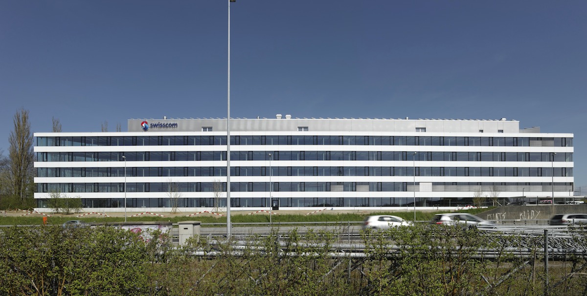 Der Businesspark in Ittigen BE ist Arbeitsstätte für beinahe 2000 Swisscom-Mitarbeiter. Das Gebäudeatrium dient als Steigschacht im Luftwechselsystem. Das behagliche Raumklima wird mit robuster Technik und ohne Kältemaschine organisiert.