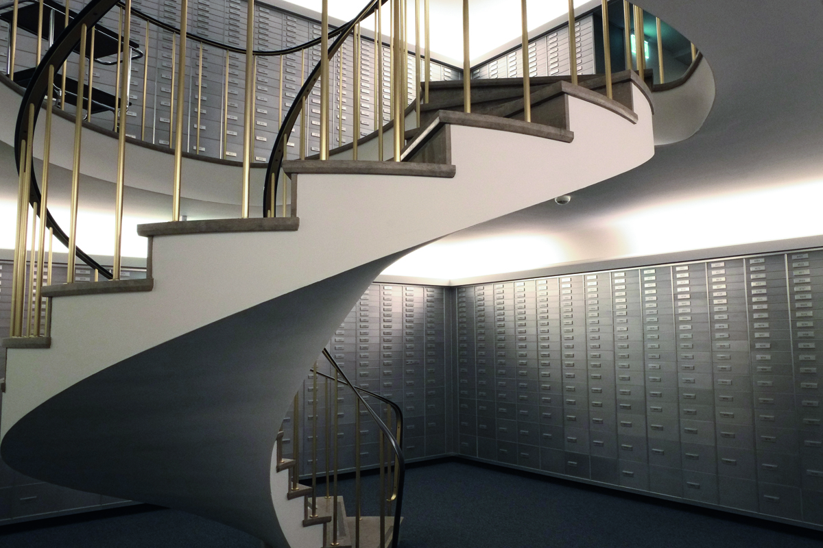 Die Legende mit dem Goldbunker: Die Schweiz ist nicht nur einer der wichtigsten Finanzplätze überhaupt, sondern auch eine Hauptdrehscheibe für den physischen Goldtransfer. Im Tessin stehen die vier weltgrössten Raffinerien, in denen das Edelmetall zu hochkarätigen Barren verarbeitet wird. Wo jedoch die Schweizerische Nationalbank ihre rund 1000 t schweren Goldreserven bunkert, ist ein Staatsgeheimnis: unter dem Zürcher Paradeplatz oder dem Bundesplatz von Bern? Das sind nur zwei der beliebten Spekulat Die Legende mit dem Goldbunker: Die Schweiz ist nicht nur einer der wichtigsten Finanzplätze überhaupt, sondern auch eine Hauptdrehscheibe für den physischen Goldtransfer. Im Tessin stehen die vier weltgrössten Raffinerien, in denen das Edelmetall zu hochkarätigen Barren verarbeitet wird. Wo jedoch die Schweizerische Nationalbank ihre rund 1000 t schweren Goldreserven bunkert, ist ein Staatsgeheimnis: unter dem Zürcher Paradeplatz oder dem Bundesplatz von Bern? Das sind nur zwei der beliebten Spekulat