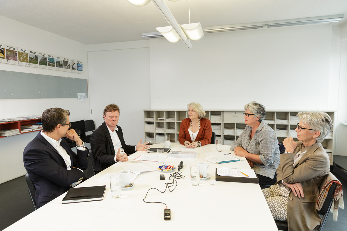 Die Gesprächspartner (von links nach rechts): Andreas Marti: Gesamtleiter Projekt Energie- und Medien­versorgung EMG 2008 – 2016; Geschäftsleitung RMB Engineering AG, Zürich / Thomas Hasler: Architekt Neubau ­Bettenhaus, 2006–2016, Gesamtleiter (bis 2013), Geschäftsleitung Aeschlimann Hasler Partner Architekten AG, Zürich / Jeannette Maurer: Bauherrenvertreterin, Projektleiterin Gesamtprojekt Erneuerung Stadtspital Triemli, Amt für Hochbauten, Stadt Zürich / Cornelia Benz: Nutzervertreterin 201