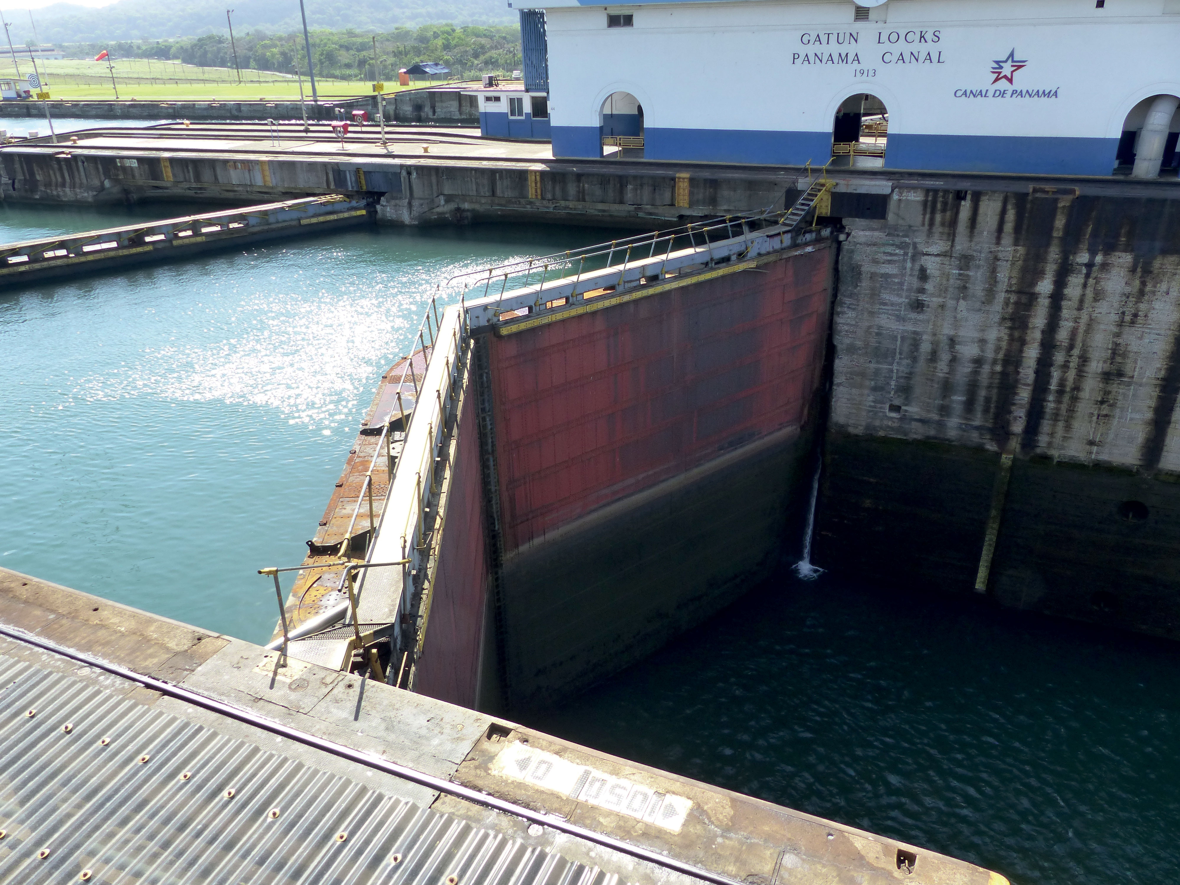 Portes busquées séparant les sas des écluses centenaires