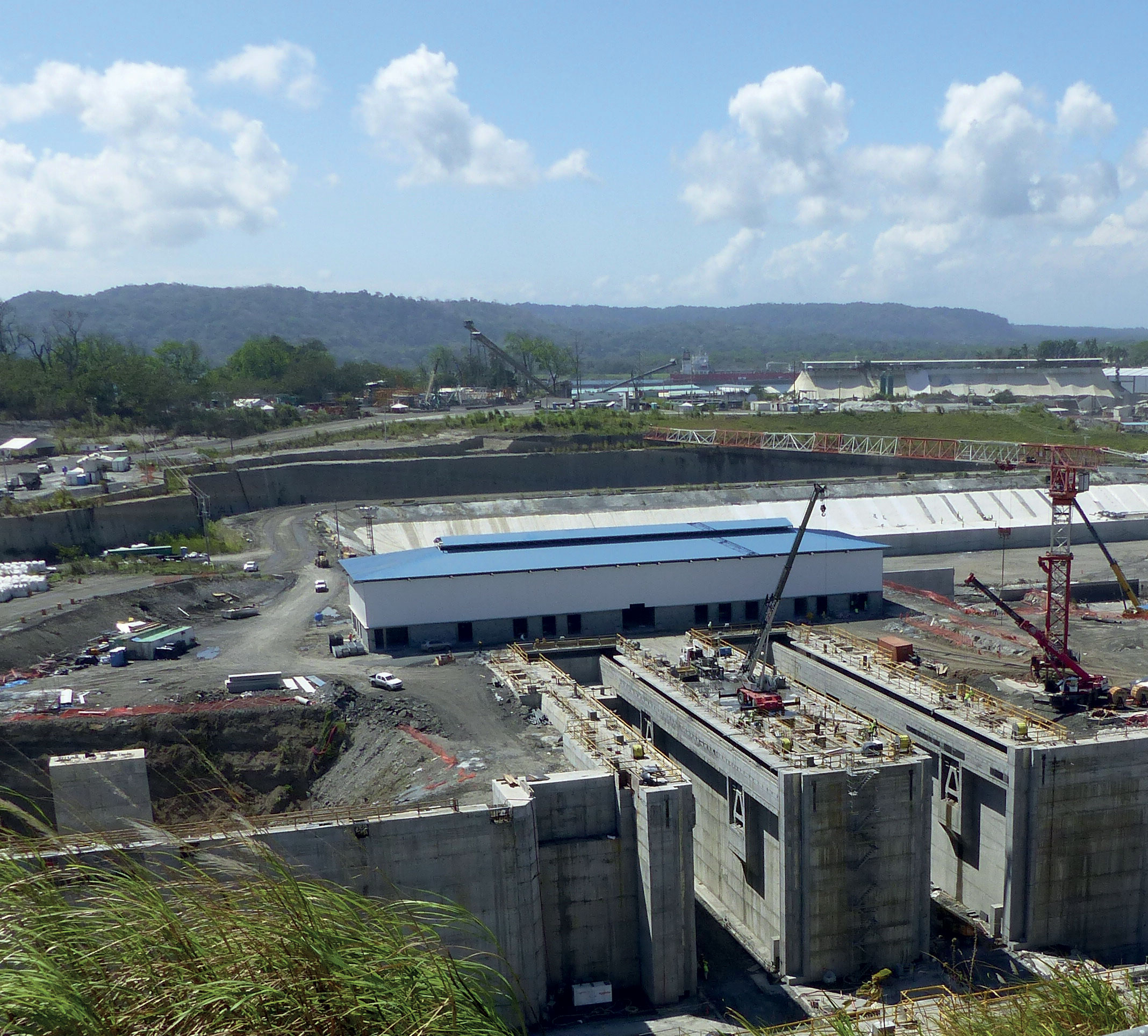 Vue partielle du chantier des nouvelles écluses de Gatun. Au premier plan on voit les niches prévues pour les vannes. A l’arrière-plan un des bassins latéraux.