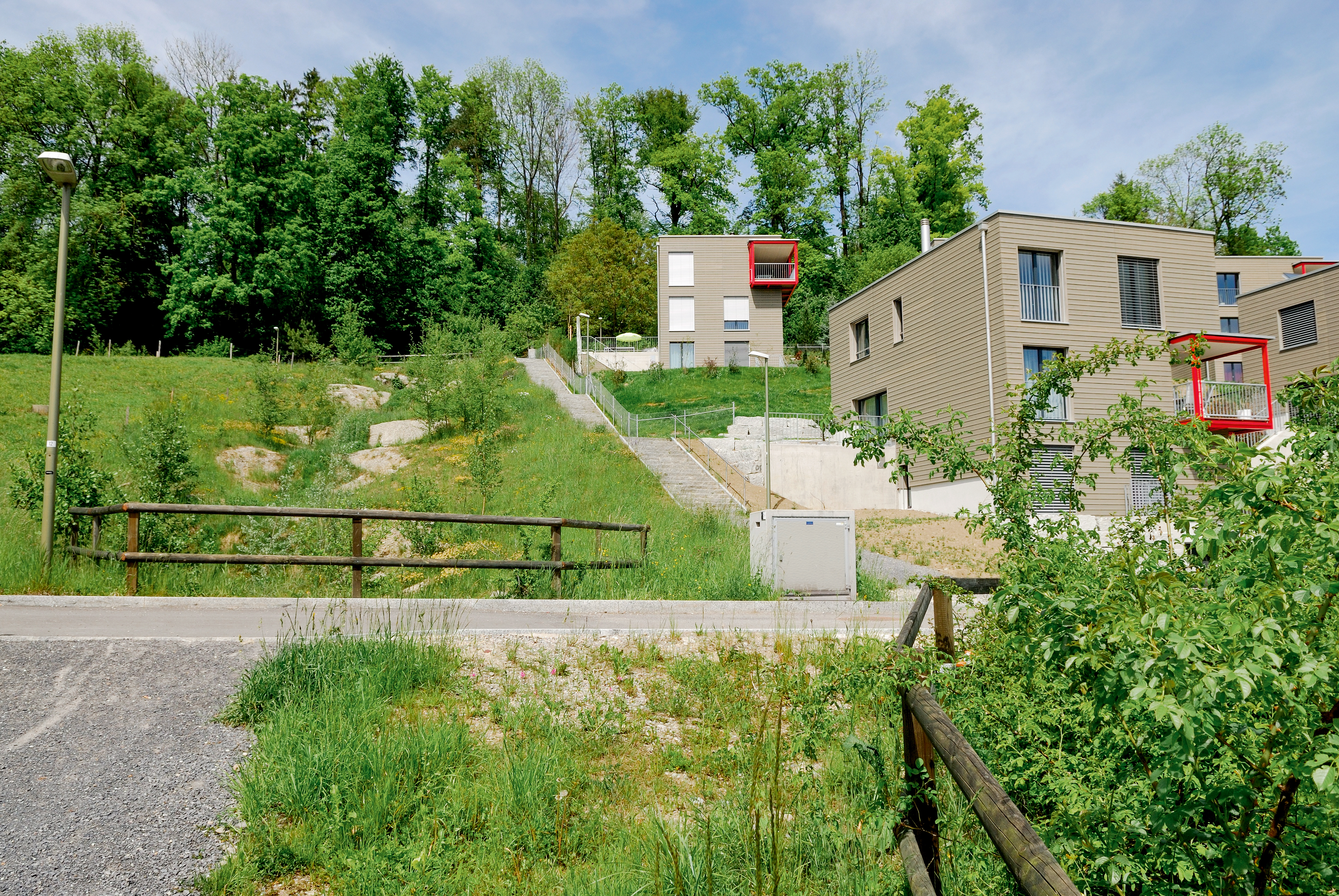 Sieben bewaldete Hügel: Damit die Qualität der Gartenstadt Winterthur angesichts der zunehmenden Verdichtung auch in Zukunft erlebbar sein kann, müssen die unterschied­lichen Freiräume nachhaltig gefördert und miteinander vernetzt werden. Ein spezielles Augenmerk ist auch auf die ans Siedlungsgebiet grenzenden Waldrandzonen zu richten.