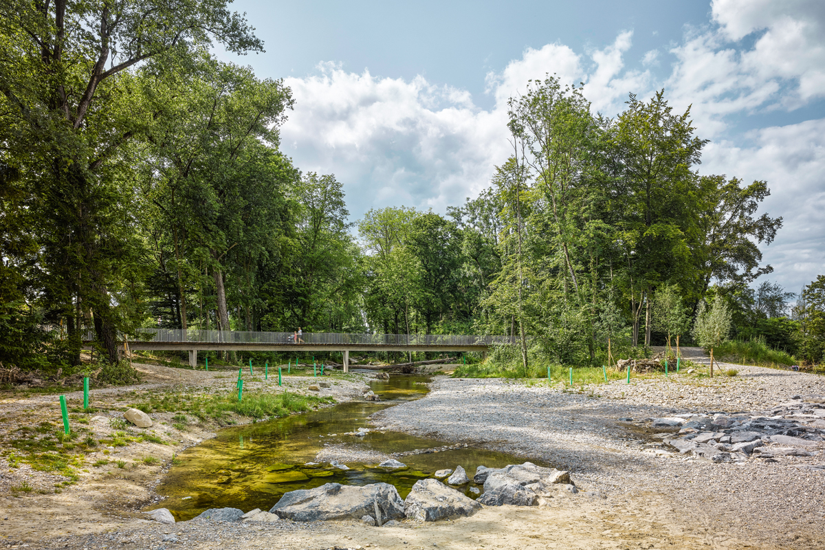 Eine Erholungs- und Grünoase mitten in der Stadt Frauenfeld: Der Murgauenpark umfasst ein rund fünf Hektaren grosses Areal mit Wald und Wiese, eingerahmt durch die revitalisierte Murg und einen renaturierten Kraftwerkskanal.