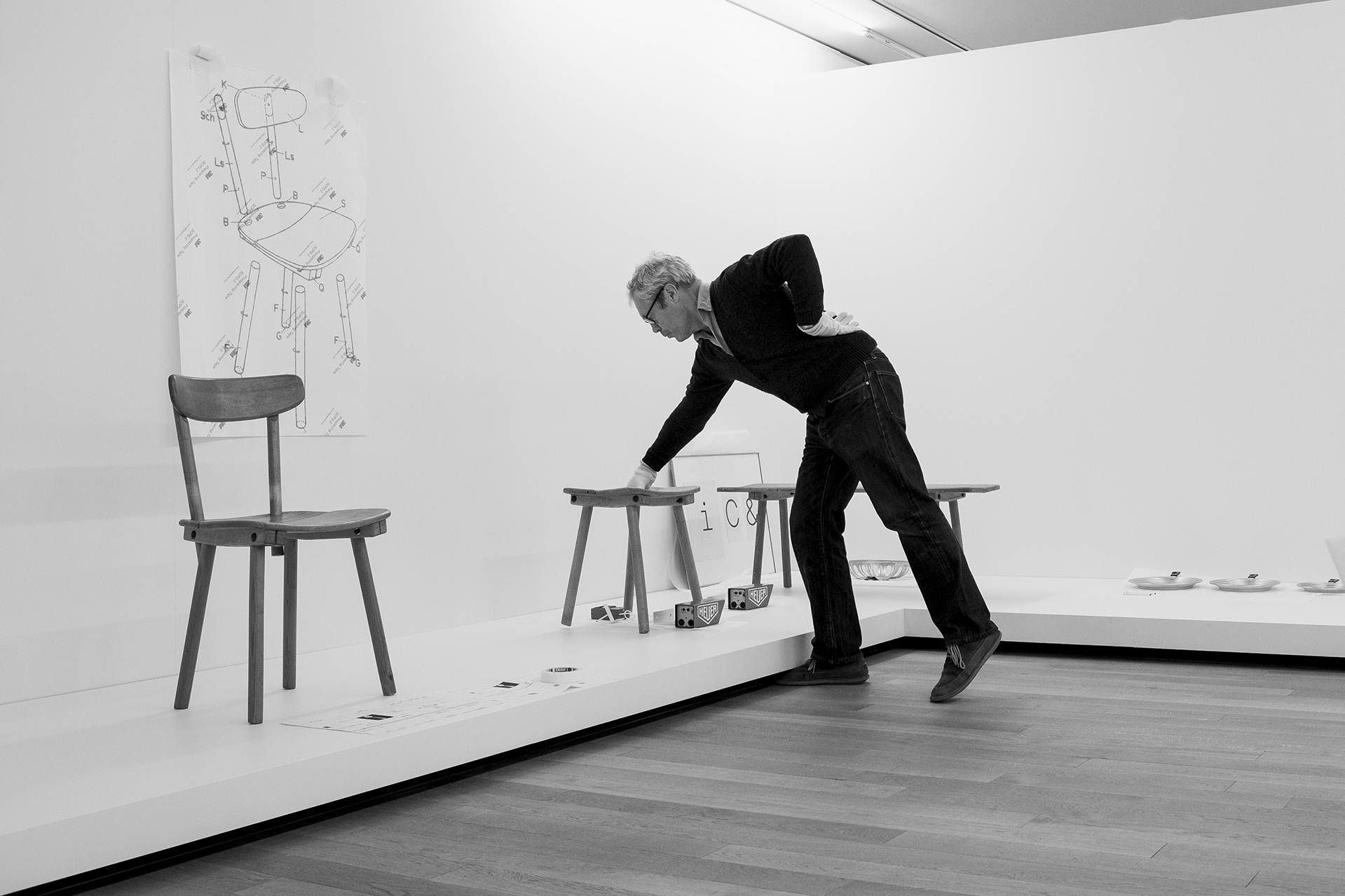 Jasper Morrison durante l’allestimento della mostra.