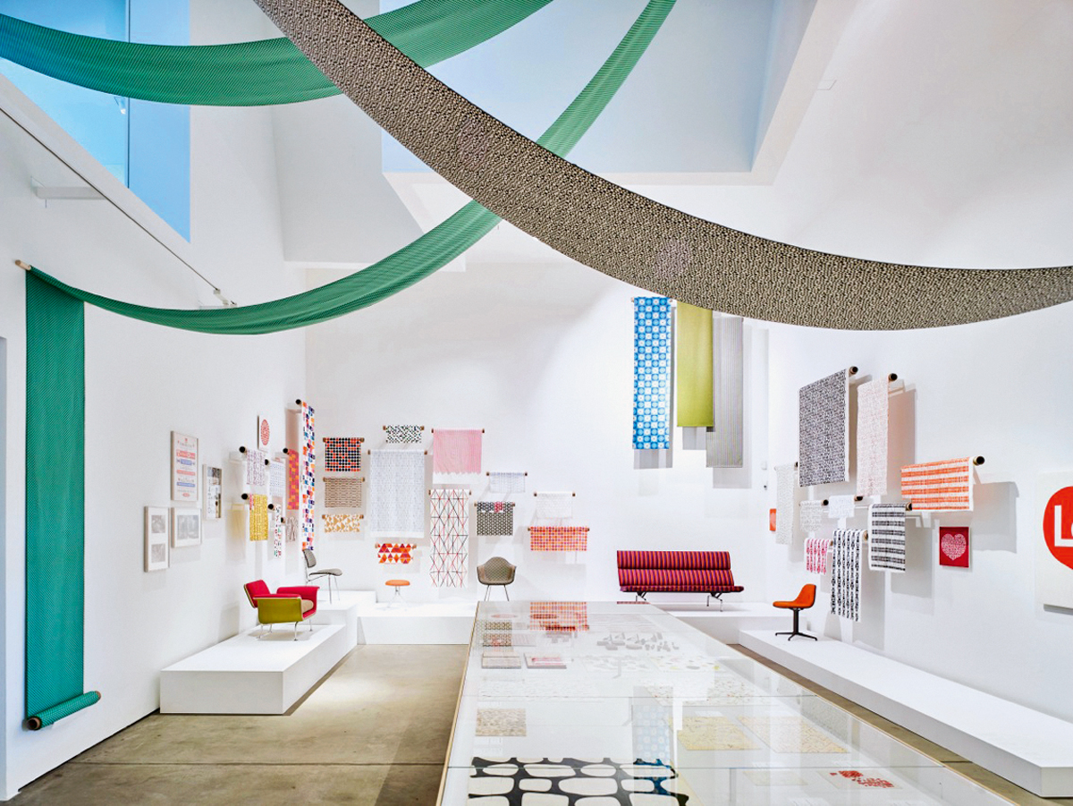 Die Ausstellungsinstallation nimmt Elemente der 1975 im Walker Art Center, Minneapolis, gezeigten Schau «The Design Process at Herman Miller» auf.