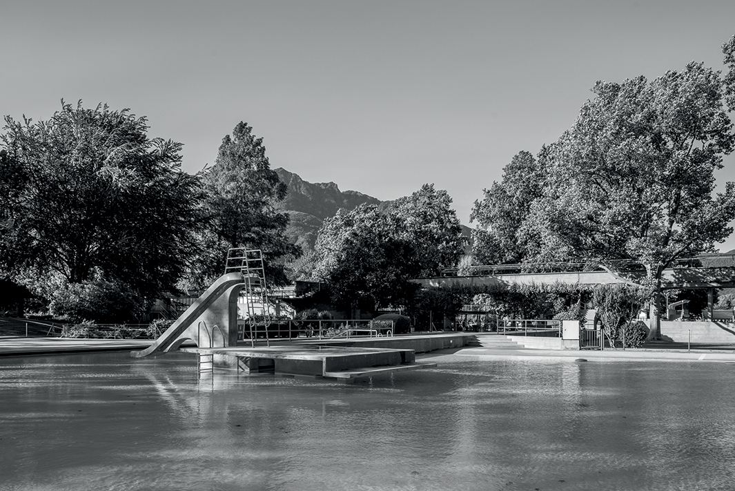 Bagno pubblico di Bellinzona, vista della passerella che collega la città al fiume.