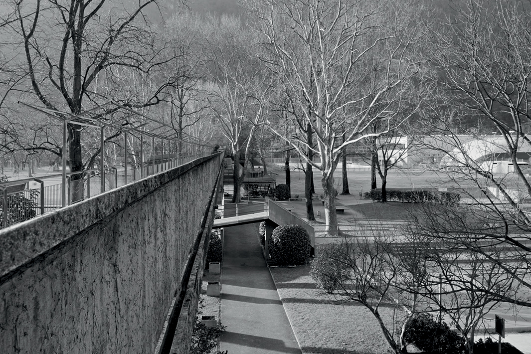 Bagno pubblico di Bellinzona, vista della passerella che collega la città al fiume.